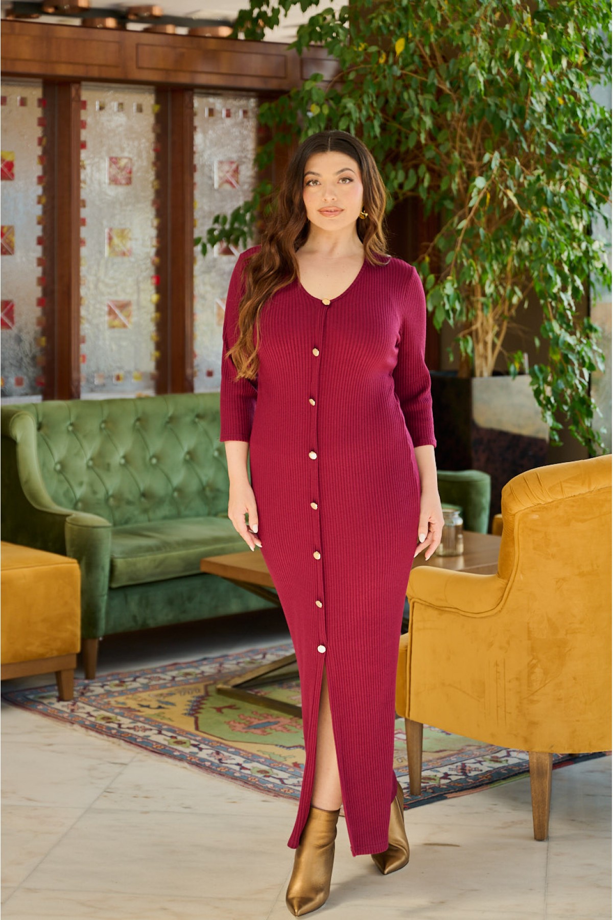 Kleid aus elastischem ripstrick  Goldene decorative Knöpfe Schwarz