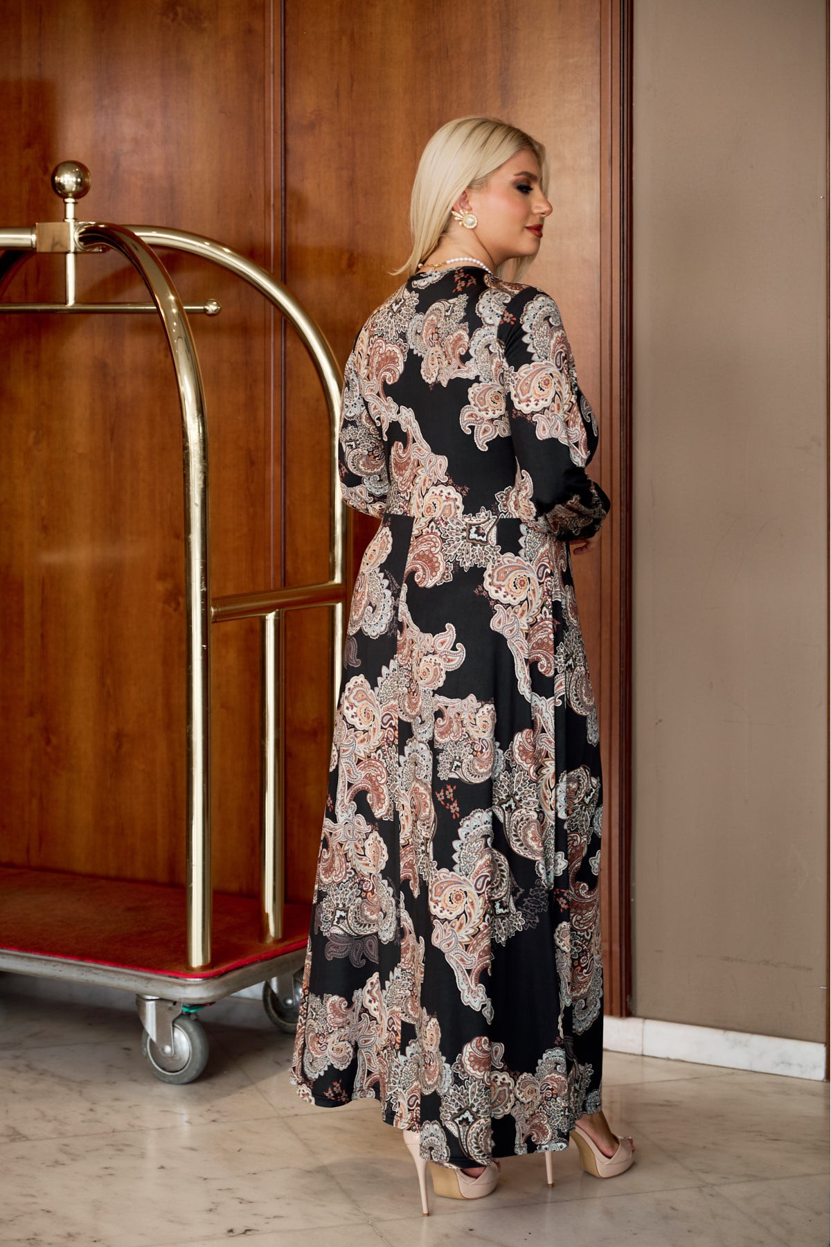 Φόρεμα μάξι κόμπος μακρύ μανίκι με λάστιχο λαχούρ μαύρο καφέ