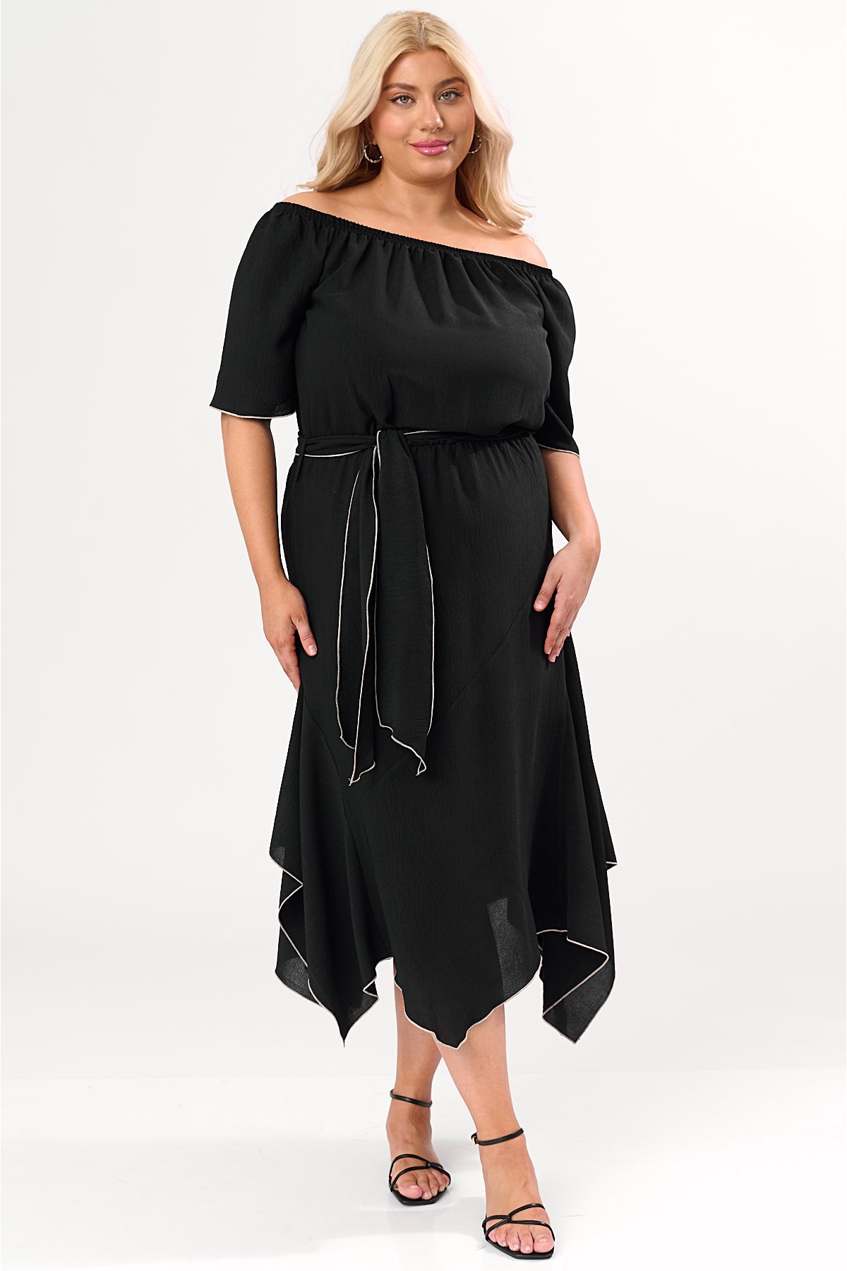 Kleid im Knitter Look mit Zipfelsaum und Gürtel Schwarz
