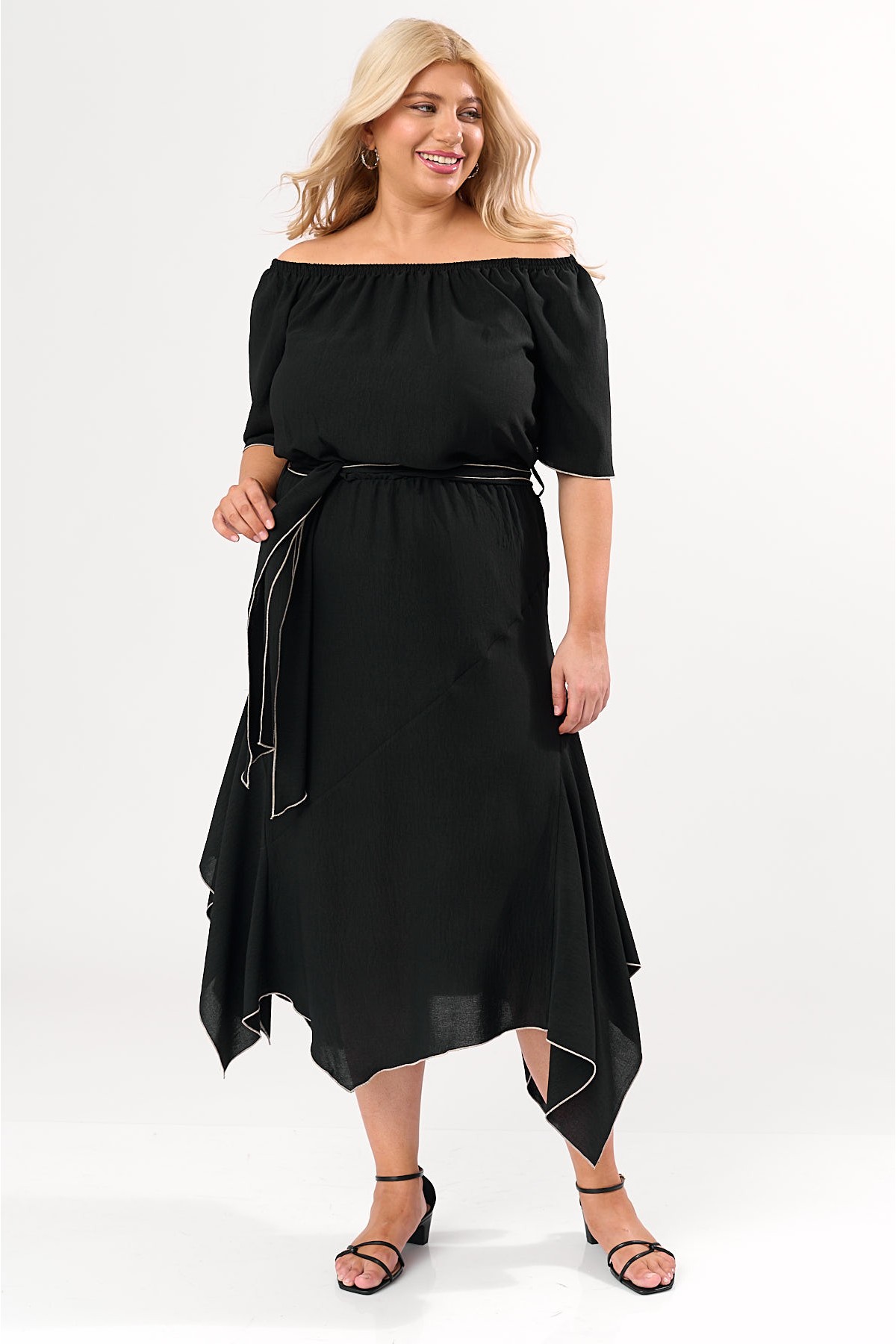 Kleid im Knitter Look mit Zipfelsaum und Gürtel Schwarz