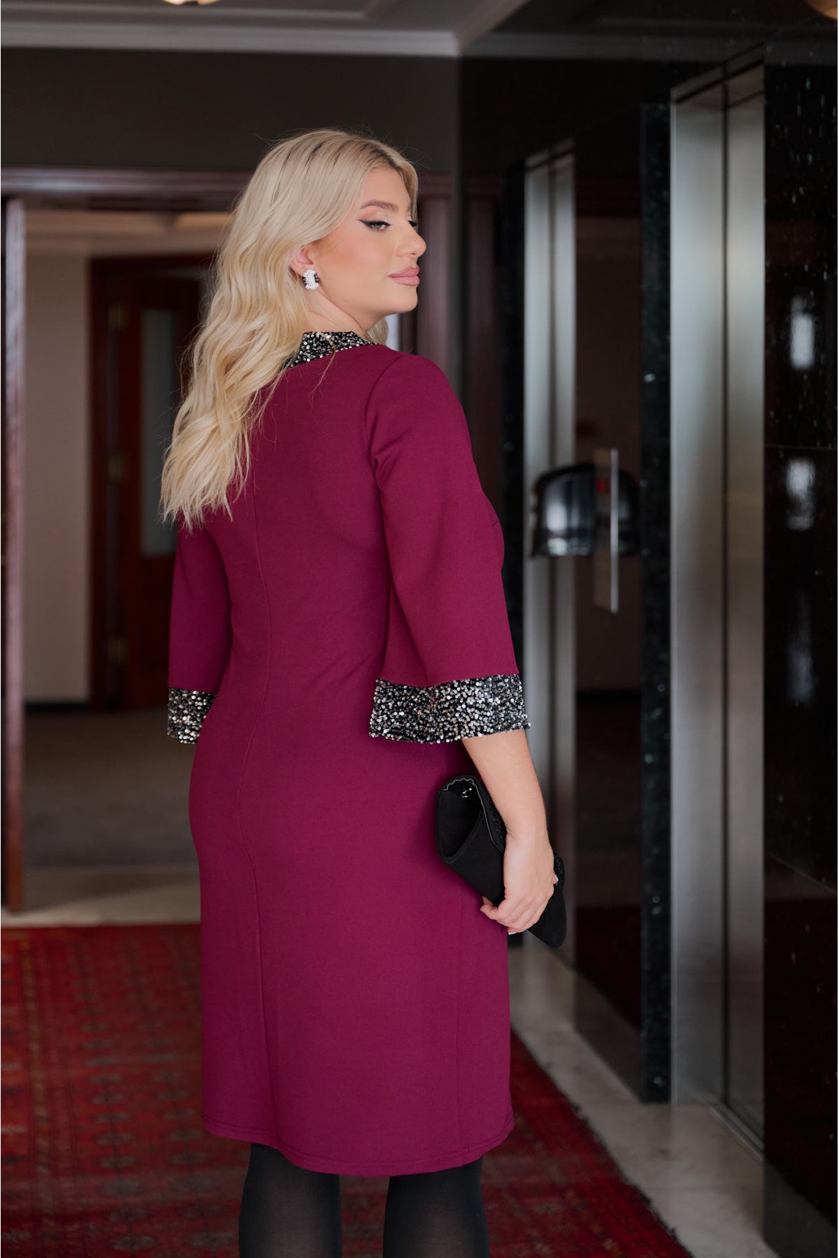 Φόρεμα κρέπ με παγιέτα στη λαιμουδιά και μανίκια μπορντό