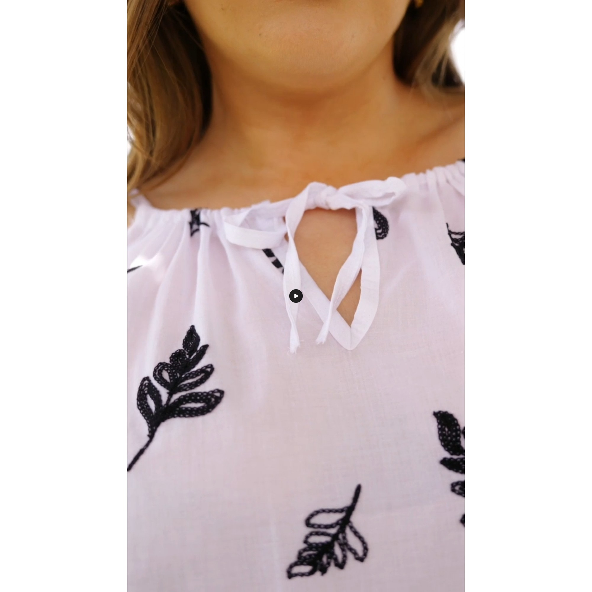 Μπλούζα Rayon έξω ώμους τιράντα με δέσιμο στη λαιμουδιά κεντημένα φύλλα λευκή Μπλούζα Rayon έξω ώμους τιράντα με δέσιμο στη λαιμουδιά κεντημένα φύλλα λευκή