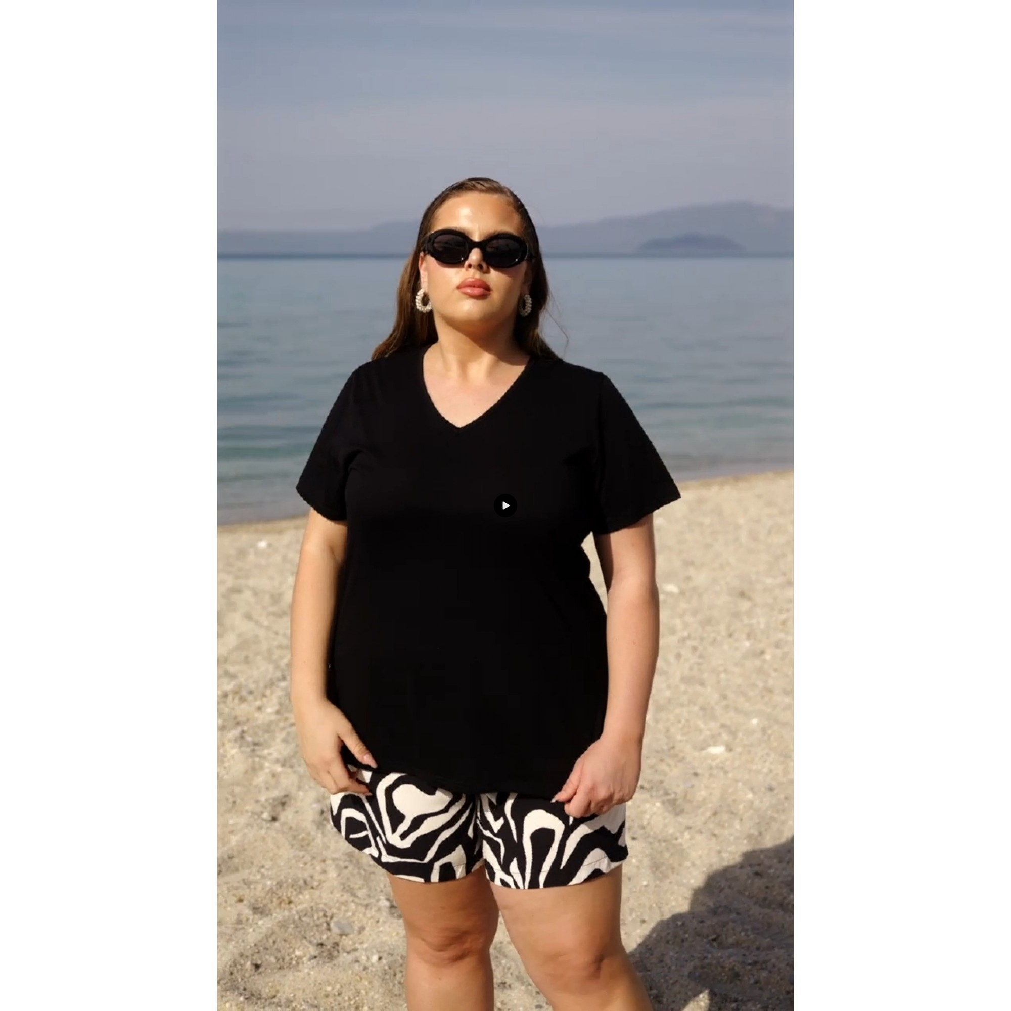 Μπλούζα V μακριά βαμβακερή κοντό μανίκι μαύρη Μπλούζα V μακριά βαμβακερή κοντό μανίκι μαύρη
