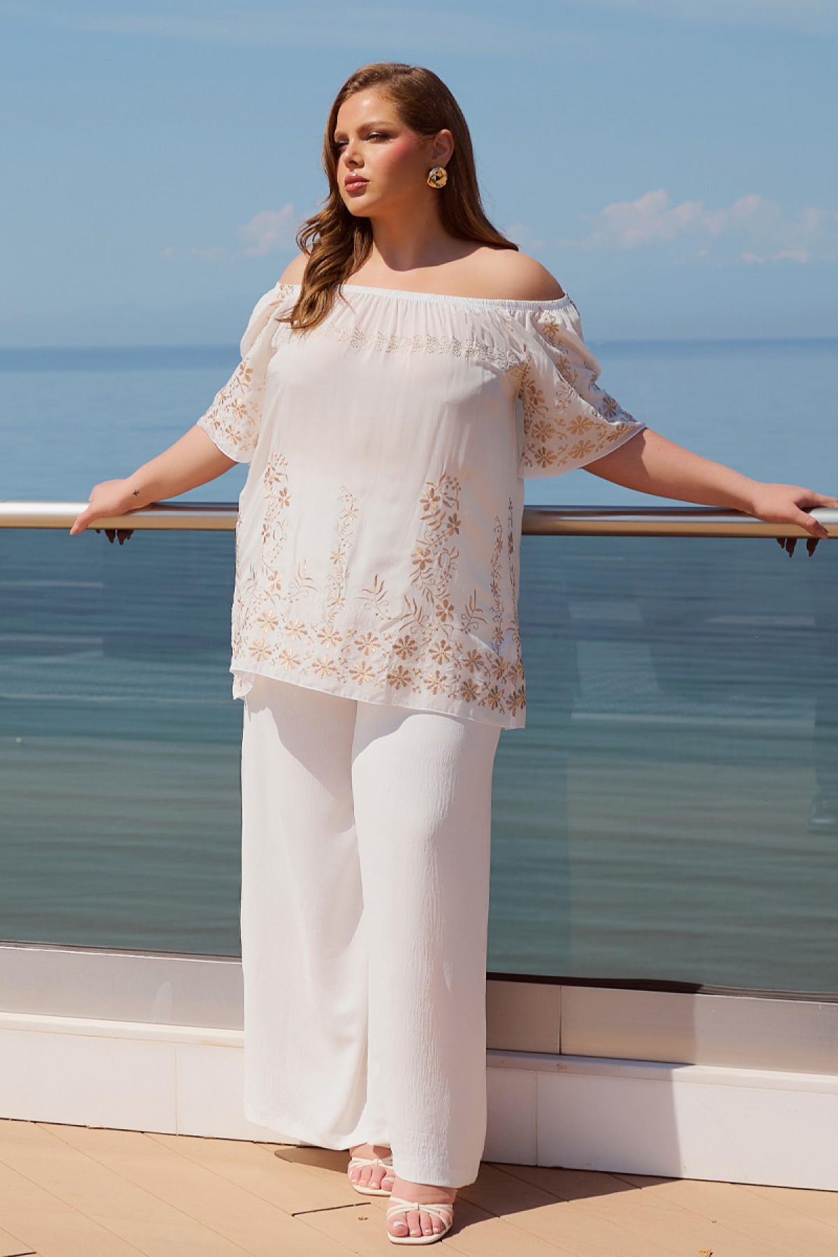 Μπλούζα Rayon με χρυσό κέντημα έξω ώμους μανίκι λευκή