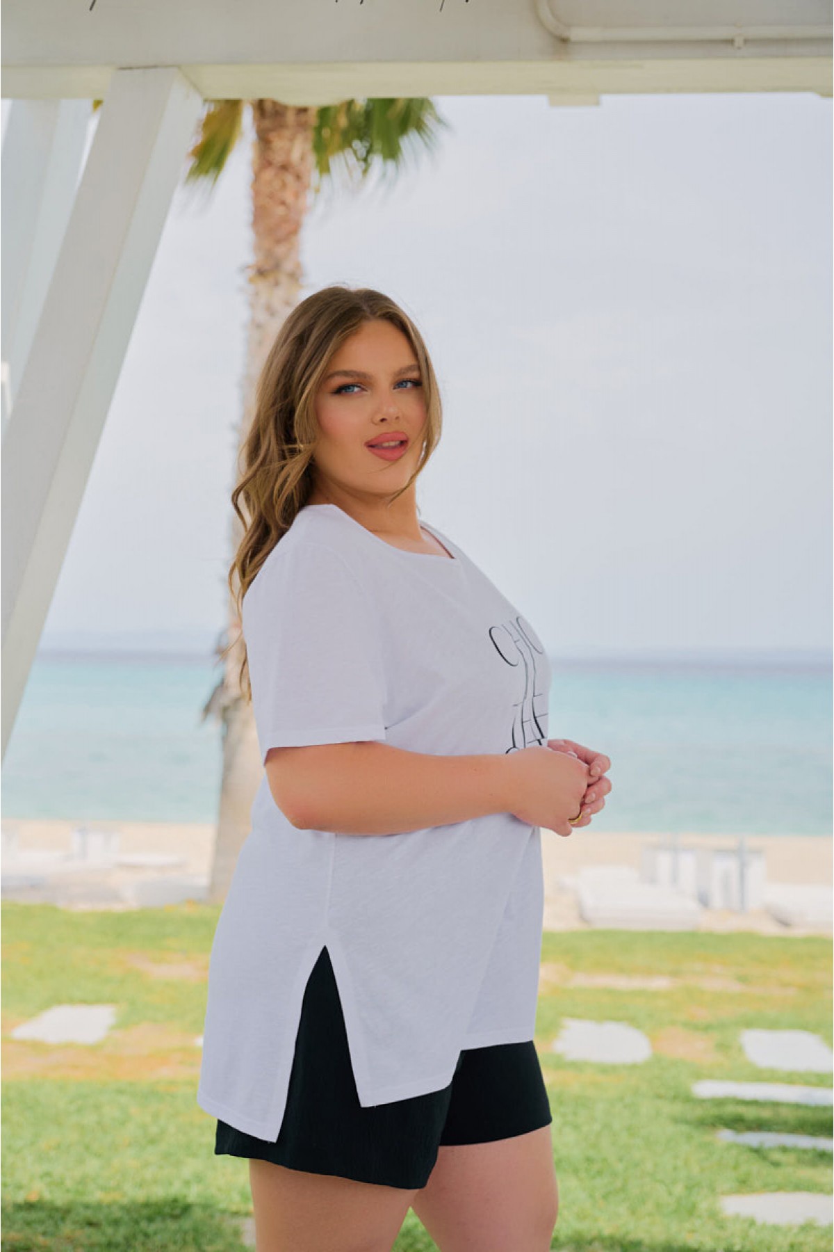 Μπλούζα μακριά βαμβακερή με τύπωμα Chic κοντό μανίκι λευκή Μπλούζα μακριά βαμβακερή με τύπωμα Chic κοντό μανίκι λευκή