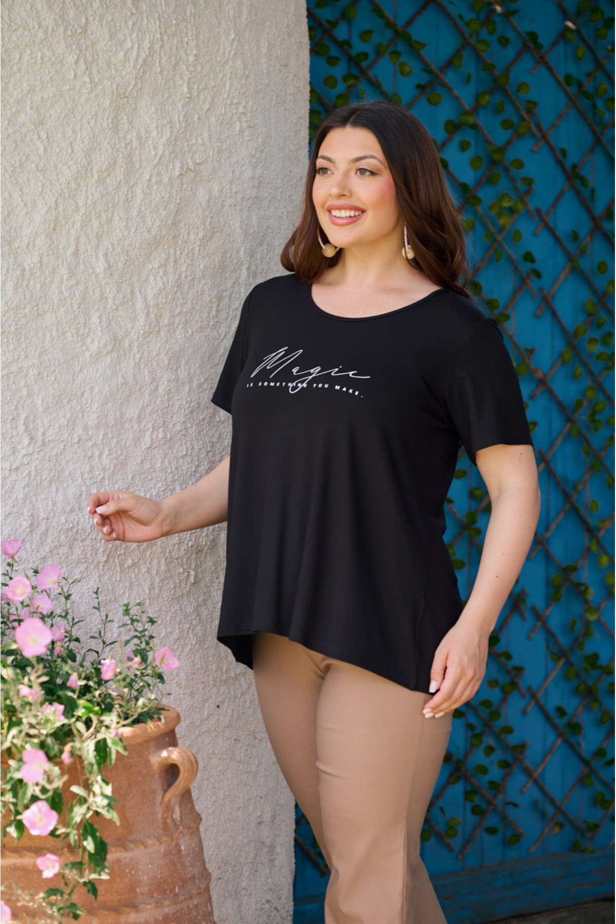 Μπλούζα viscose με κουφόπιετα πίσω και τύπωμα Magic μαύρη Μπλούζα viscose με κουφόπιετα πίσω και τύπωμα Magic μαύρη