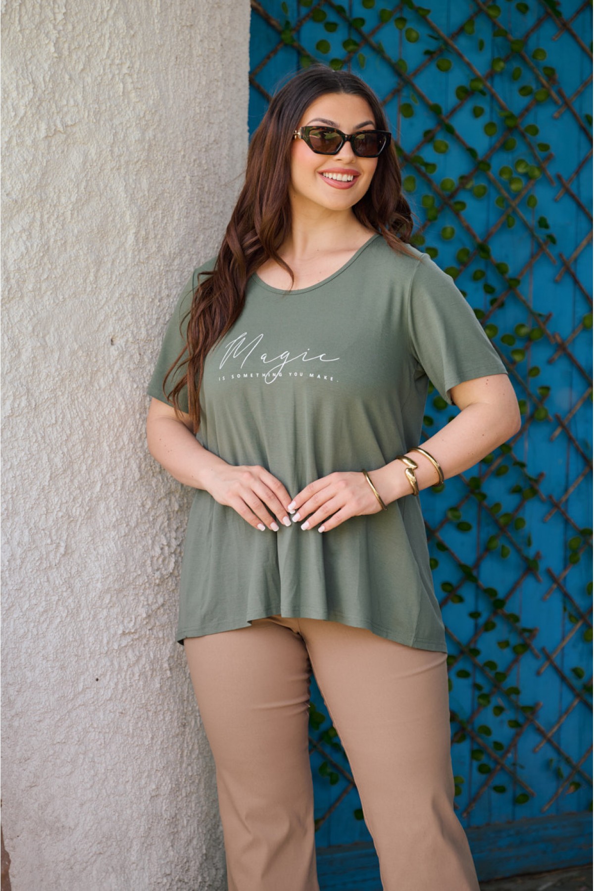 Μπλούζα viscose με κουφόπιετα πίσω και τύπωμα Magic χακί Μπλούζα viscose με κουφόπιετα πίσω και τύπωμα Magic χακί