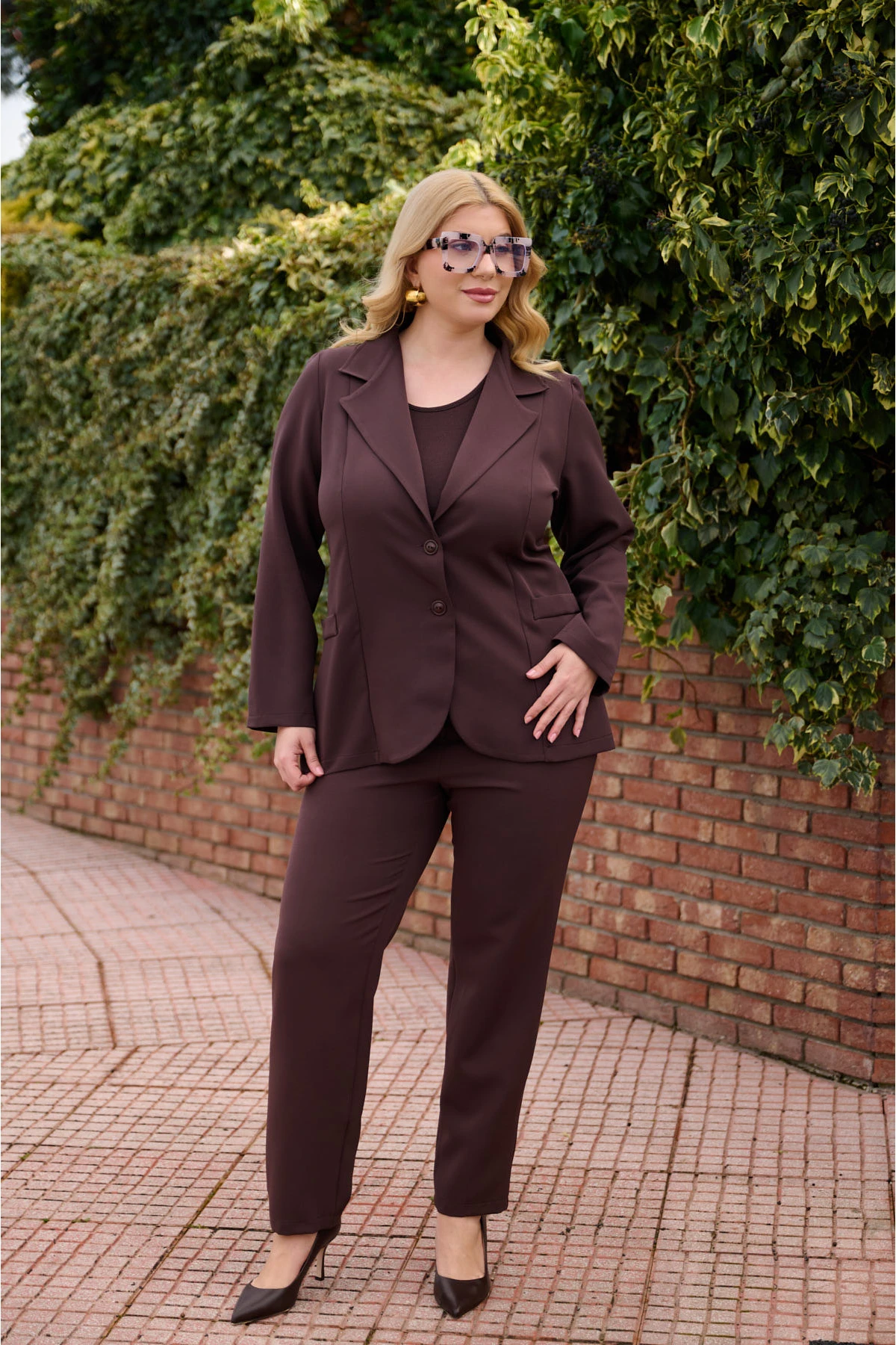 Κοστούμι ανορθωτικό σακάκι με δύο κουμπιά και παντελόνι καφέ