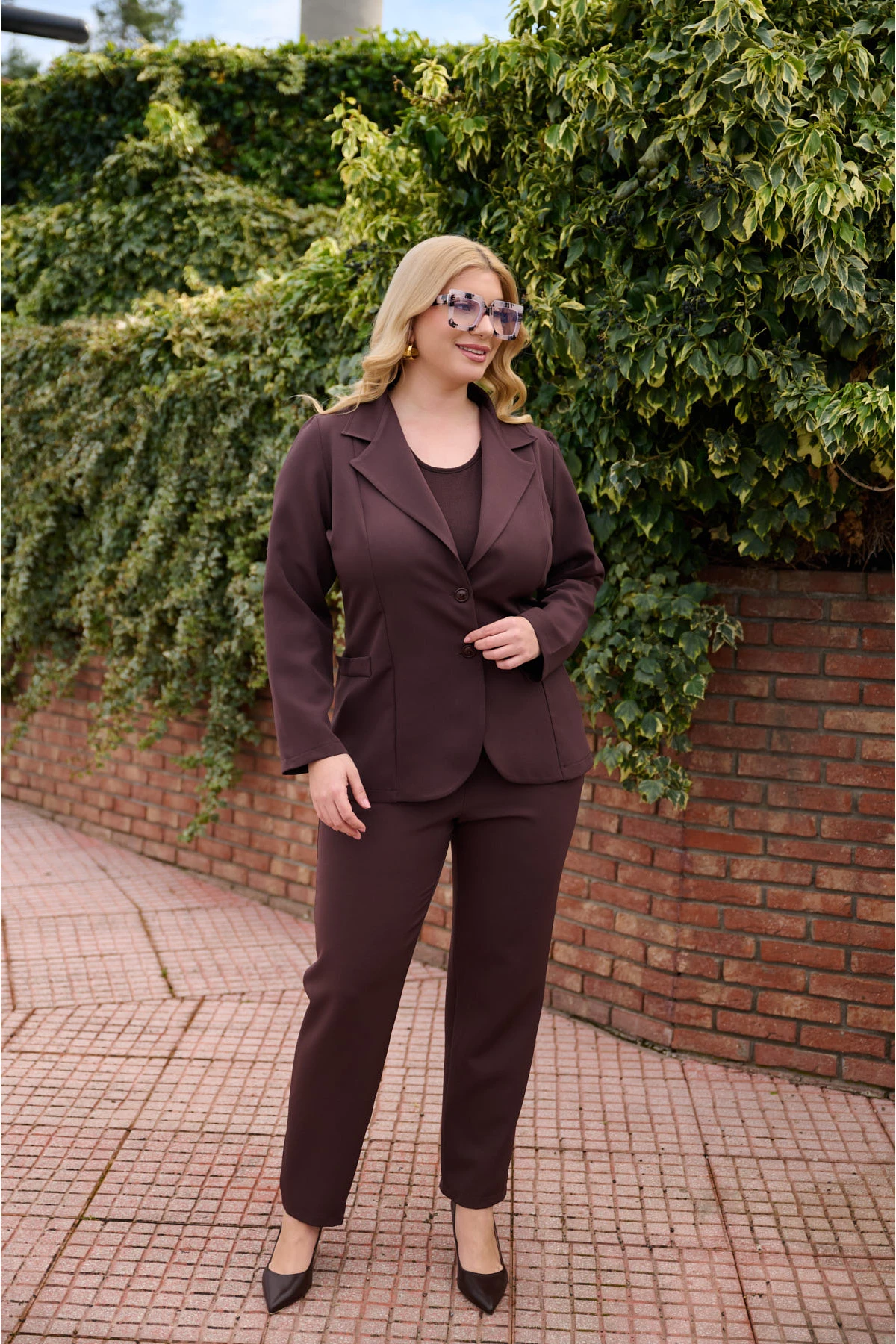 Κοστούμι ανορθωτικό σακάκι με δύο κουμπιά και παντελόνι καφέ