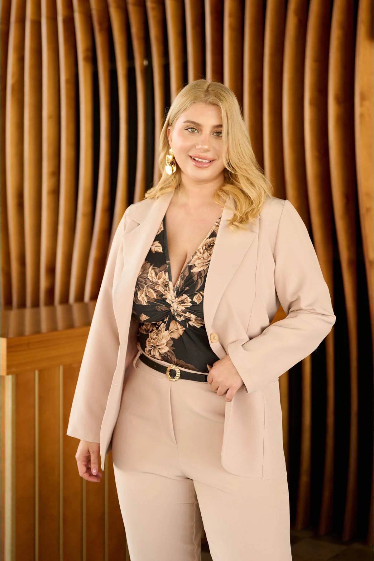 Κοστούμι ανορθωτικό σακάκι με δύο κουμπιά και παντελόνι μπεζ