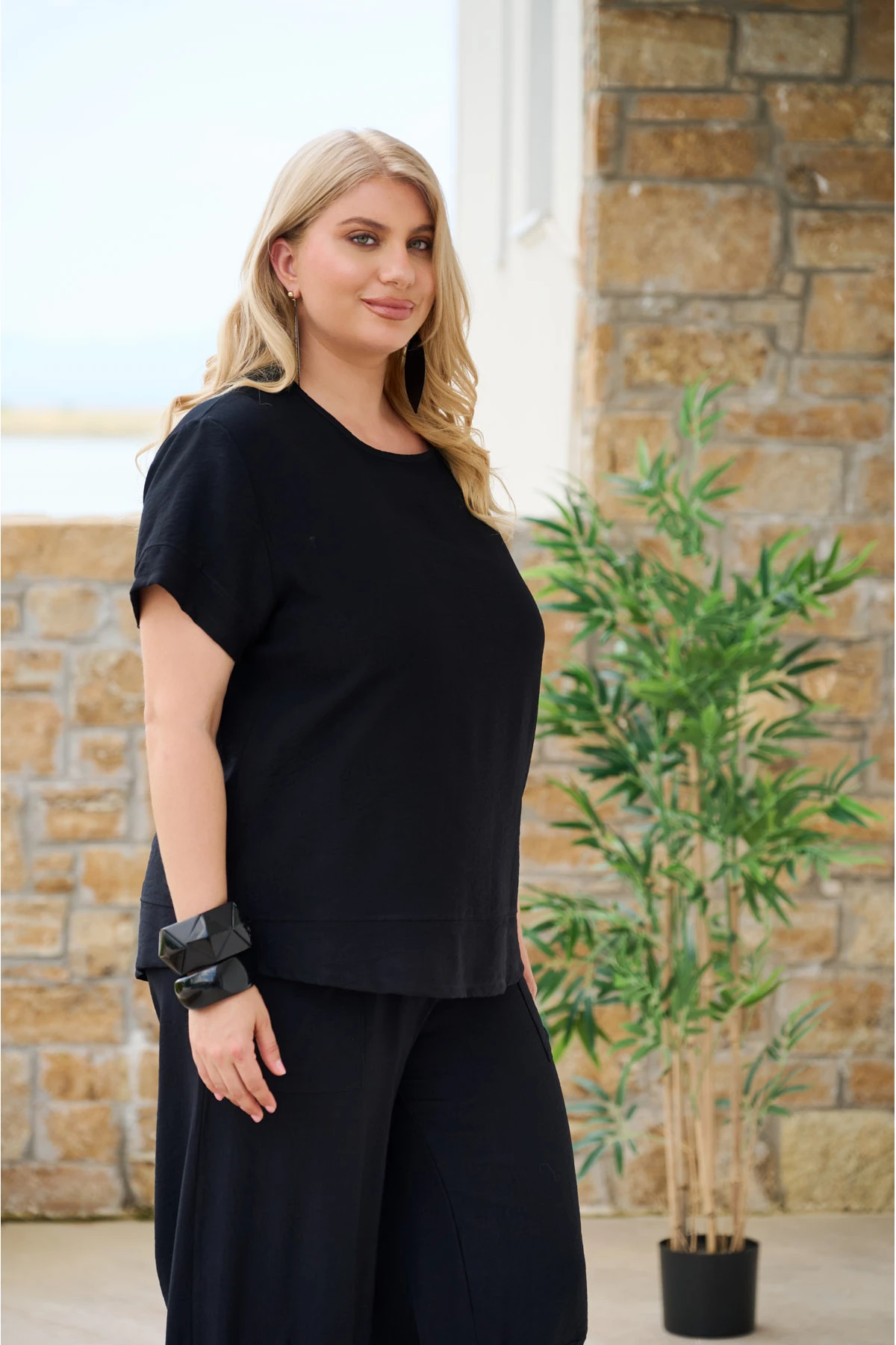 Σετ τσαλακωτό μπλούζα λαιμόκοψη κοντό μανίκι και παντελόνι με τσέπες μπροστά μαύρο