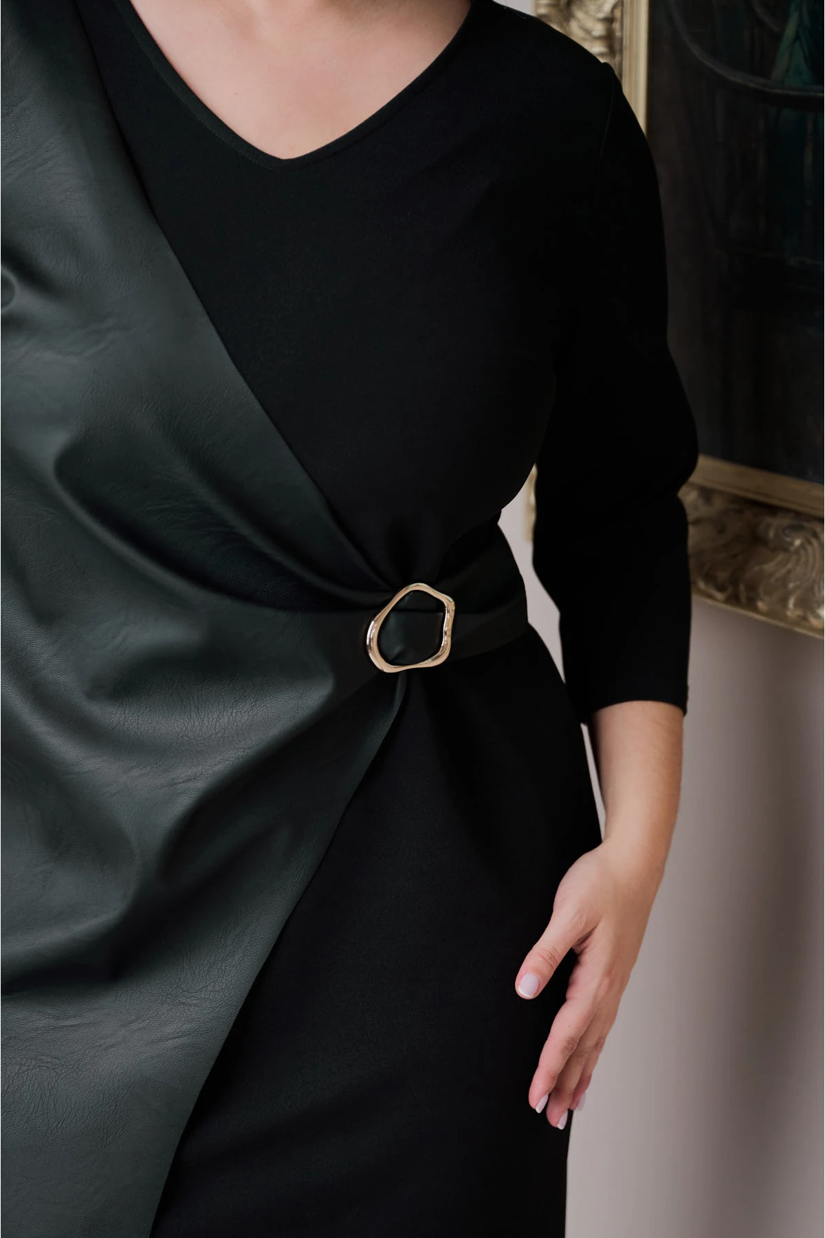 Φόρεμα midi κρεπ με κρουαζέ δερματίνη μαύρο