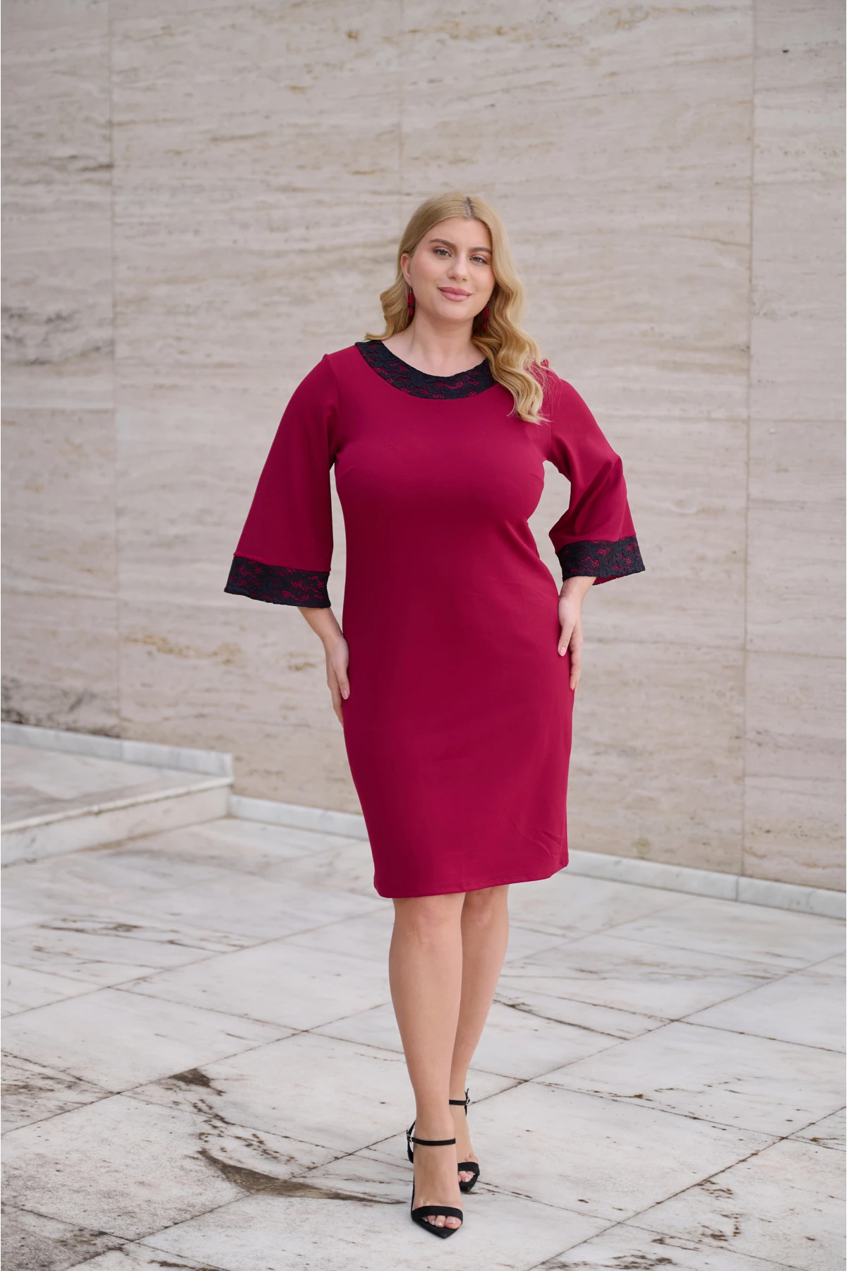 Φόρεμα κρέπ με δαντέλα στη λαιμουδιά και μανίκια μπορντό