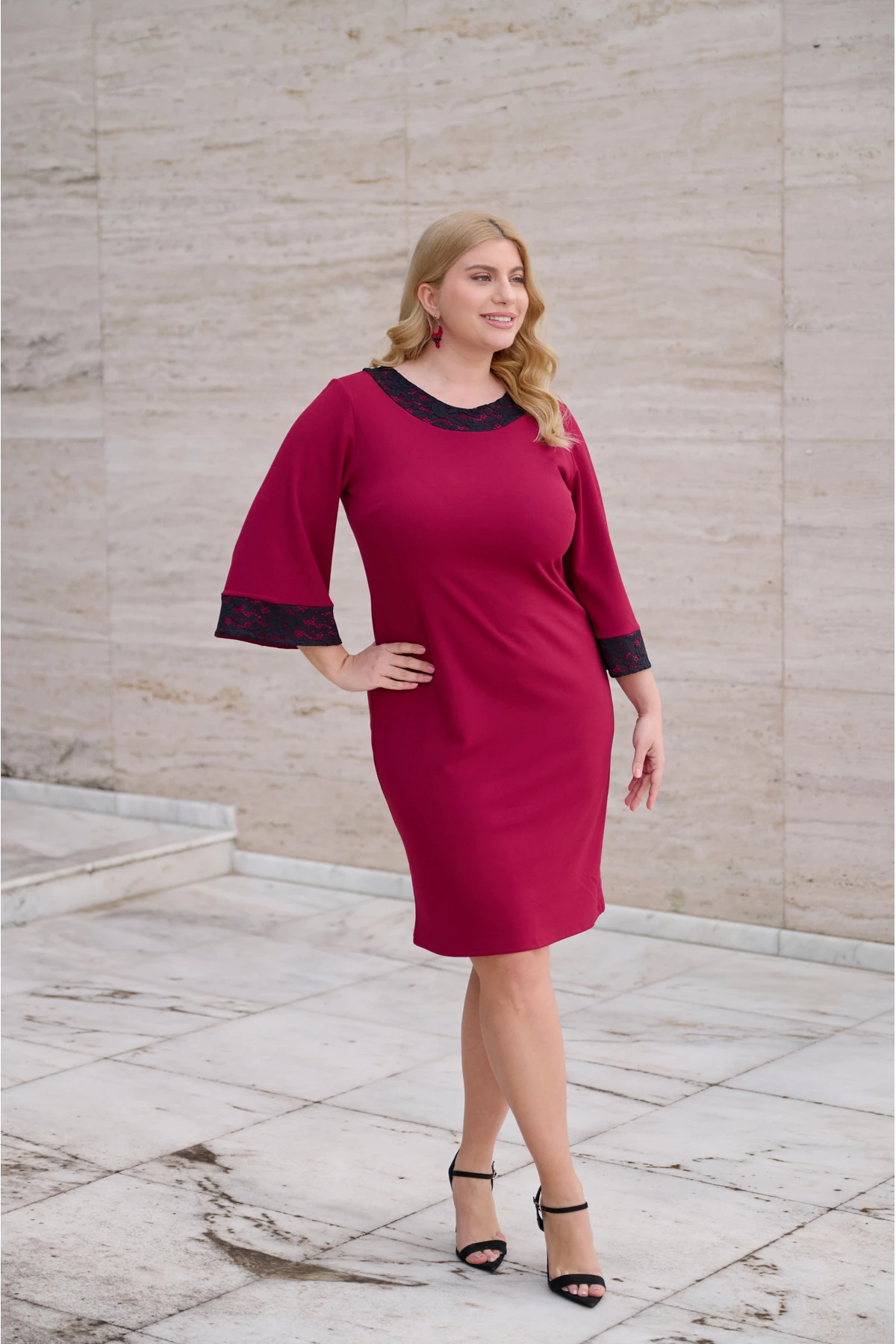 Φόρεμα κρέπ με δαντέλα στη λαιμουδιά και μανίκια μπορντό