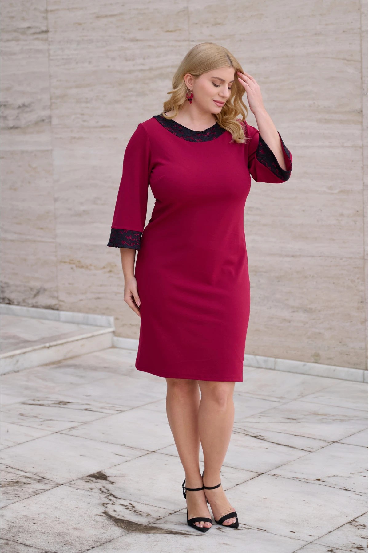 Φόρεμα κρέπ με δαντέλα στη λαιμουδιά και μανίκια μπορντό