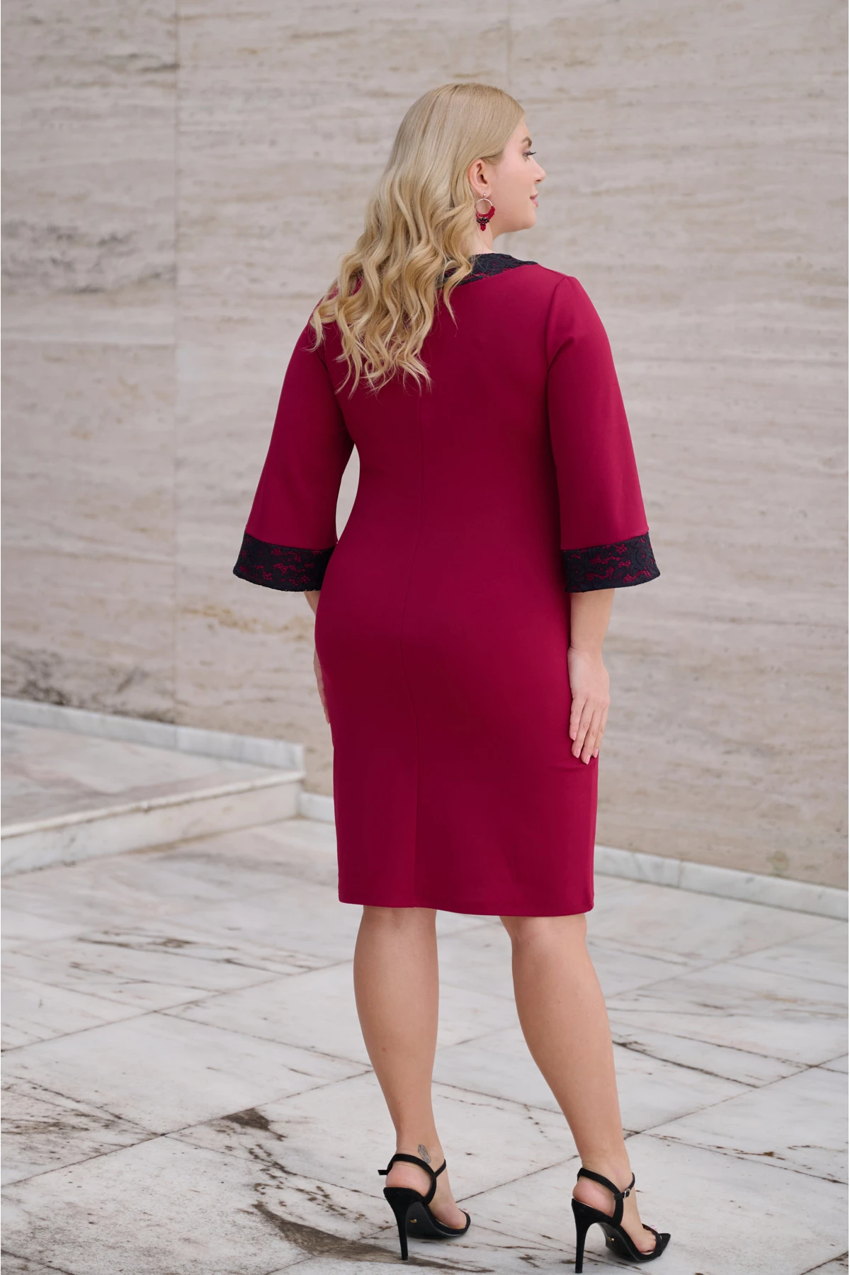 Φόρεμα κρέπ με δαντέλα στη λαιμουδιά και μανίκια μπορντό