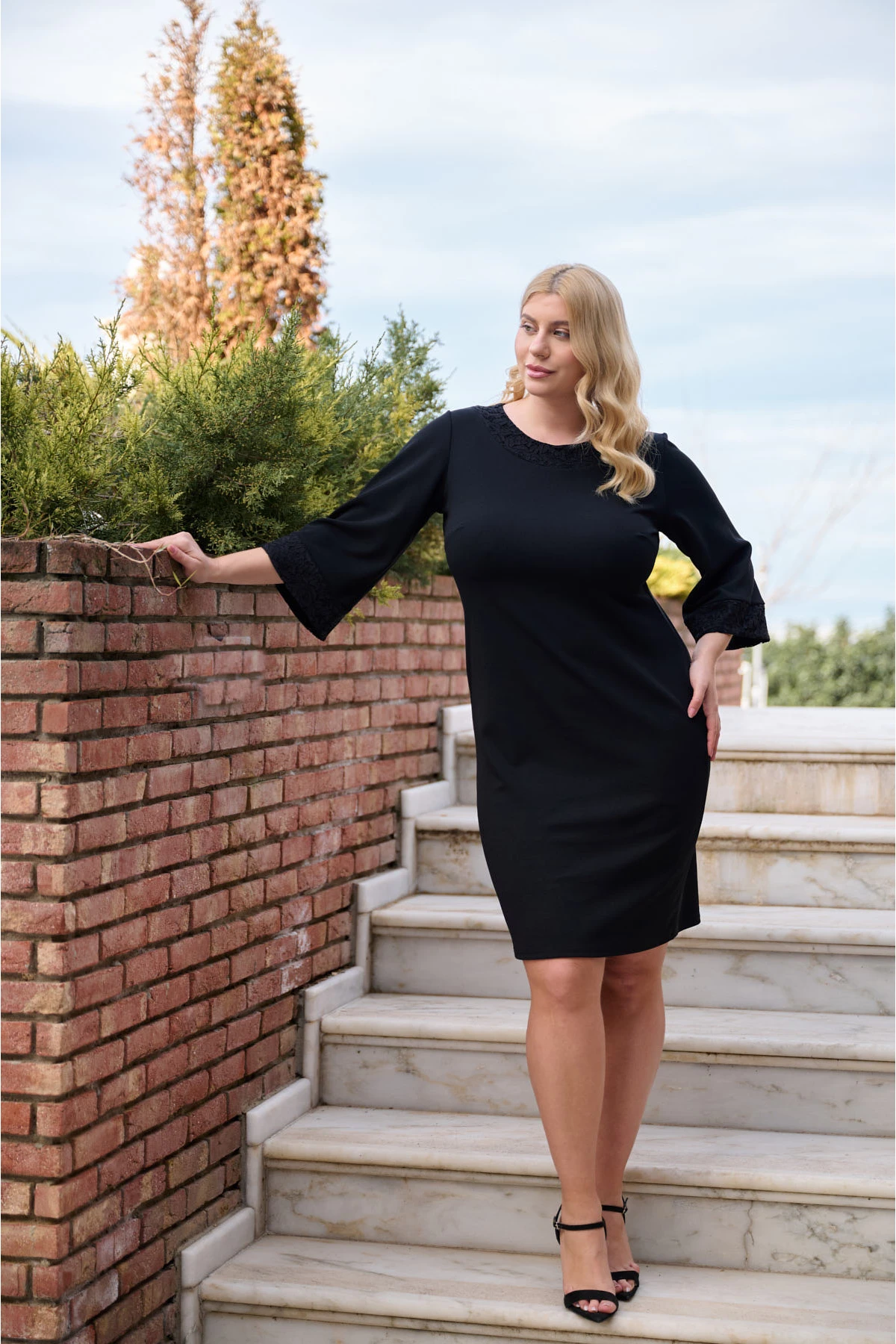 Φόρεμα κρέπ με δαντέλα στη λαιμουδιά και μανίκια μαύρο