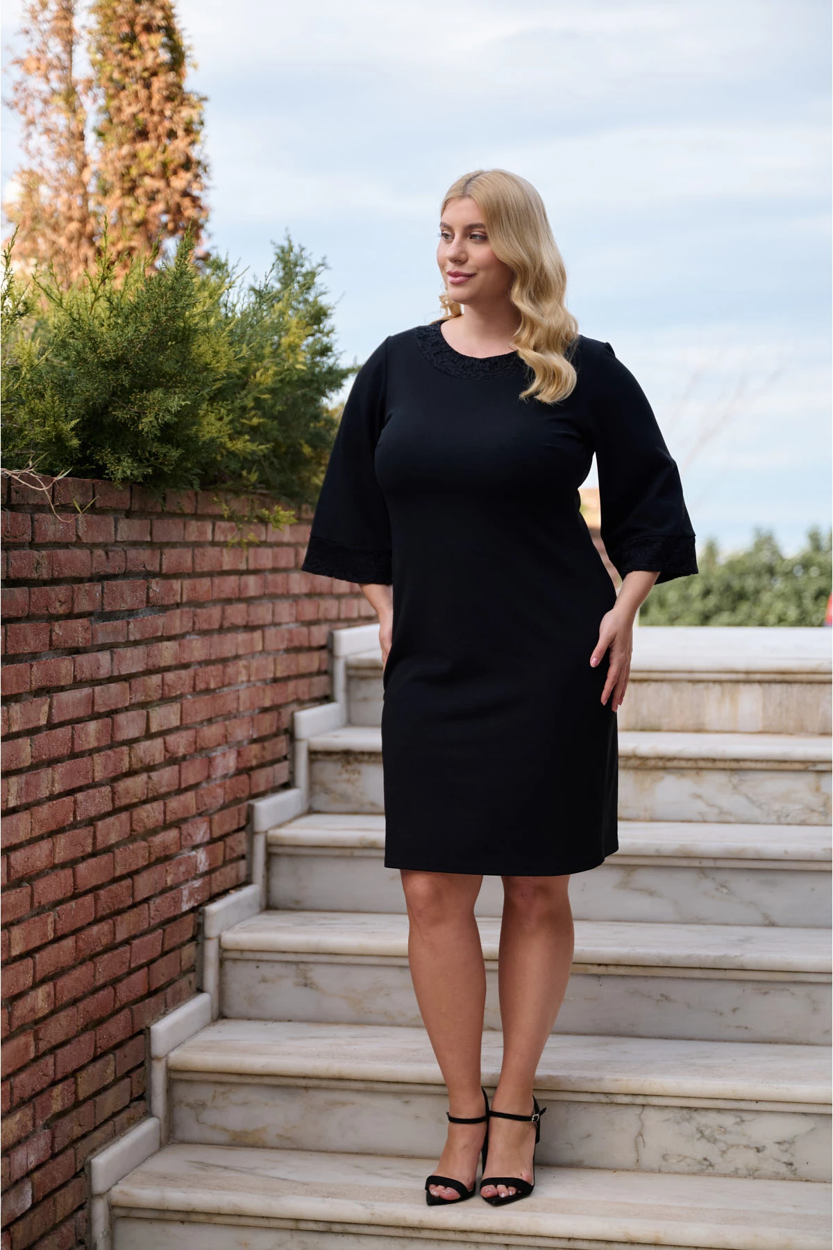 Φόρεμα κρέπ με δαντέλα στη λαιμουδιά και μανίκια μαύρο