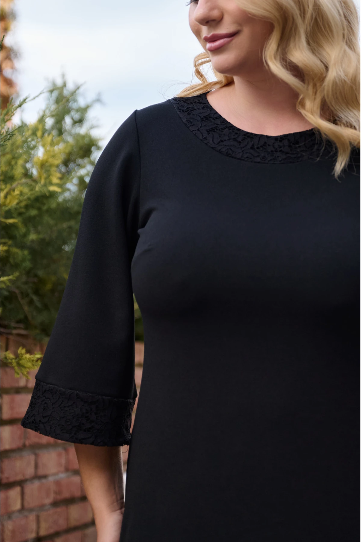 Φόρεμα κρέπ με δαντέλα στη λαιμουδιά και μανίκια μαύρο