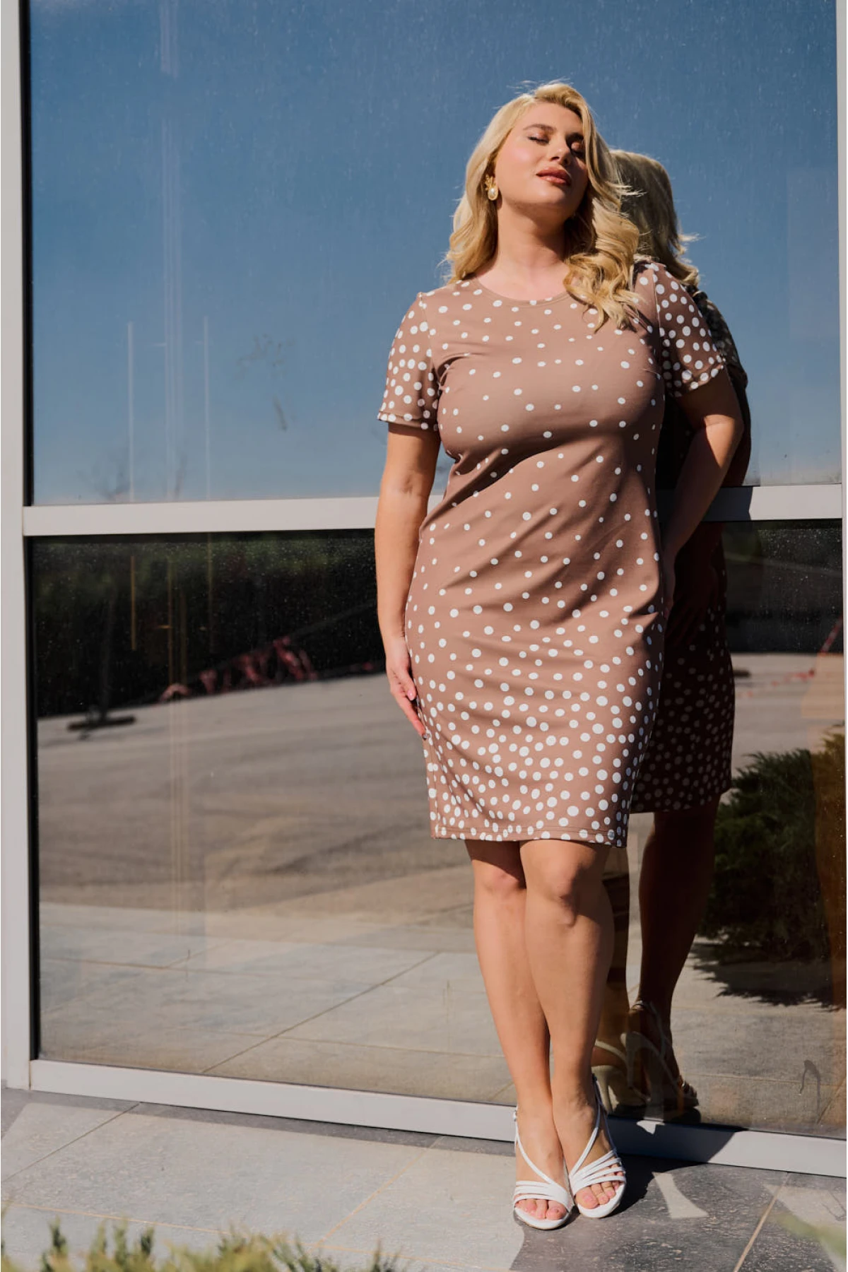 Φόρεμα κοντό μανίκι midi Punto ραπόρτο πουά καφέ