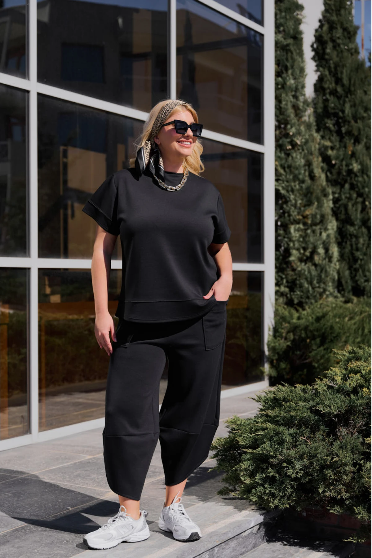 Σετ φόρμες μπλούζα λαιμόκοψη κοντό μανίκι και παντελόνι με τσέπες μπροστά μαύρο