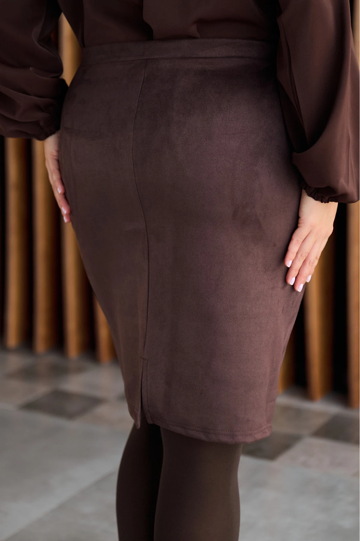 Πένσιλ Φούστα  σε ελαστική αλκαντάρα σουέντ καφέ