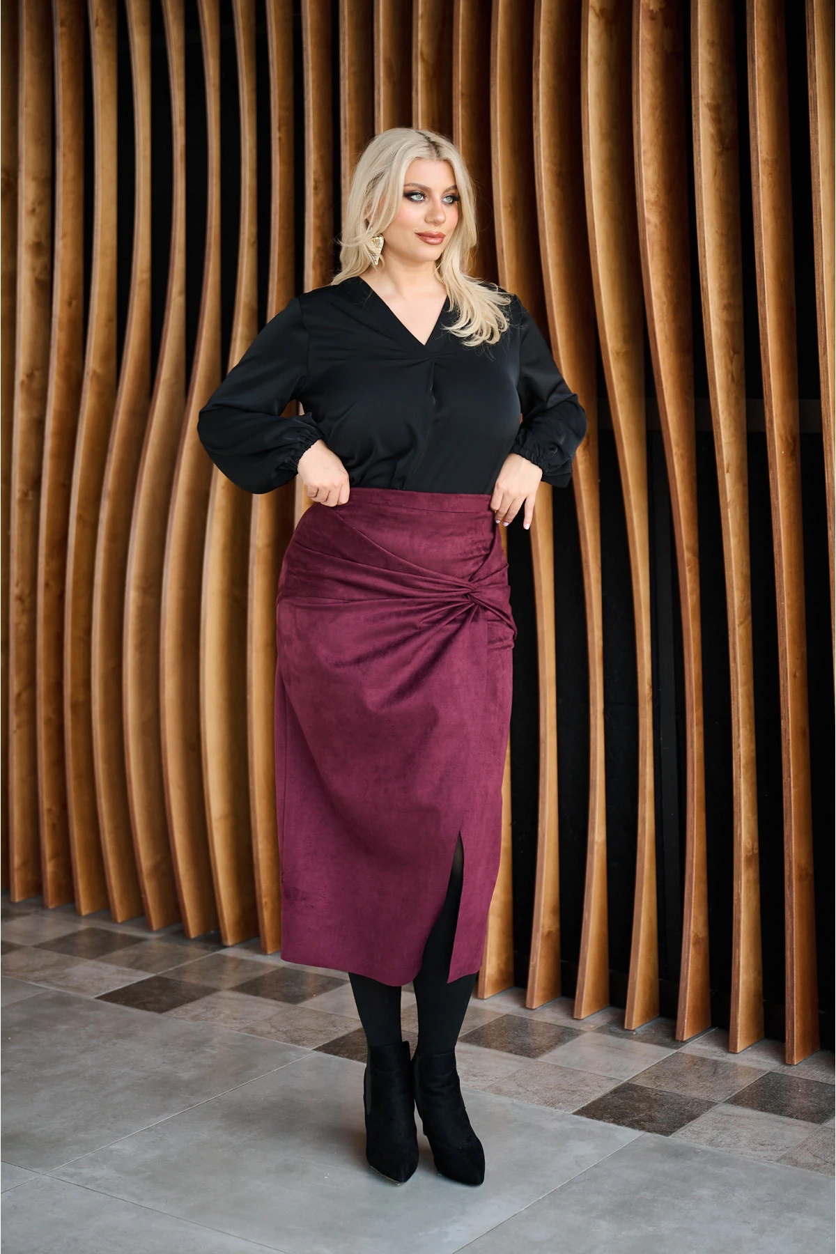 Φούστα με κόμπο και σχίσιμο μπροστά σε ελαστικό suede μπορντό Φούστα με κόμπο και σχίσιμο μπροστά σε ελαστικό suede μπορντό