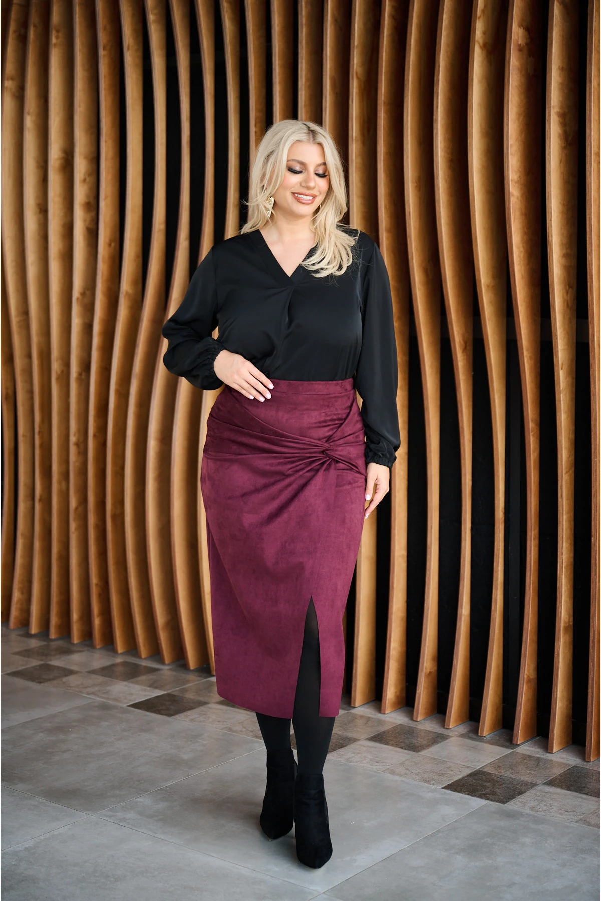 Φούστα με κόμπο και σχίσιμο μπροστά σε ελαστικό suede μπορντό Φούστα με κόμπο και σχίσιμο μπροστά σε ελαστικό suede μπορντό