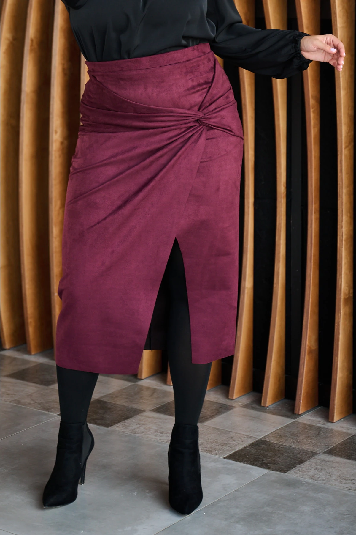 Φούστα με κόμπο και σχίσιμο μπροστά σε ελαστικό suede μπορντό Φούστα με κόμπο και σχίσιμο μπροστά σε ελαστικό suede μπορντό