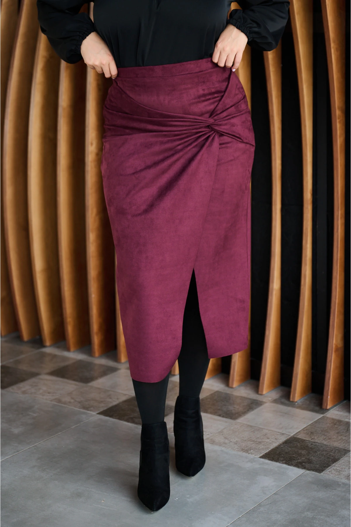 Φούστα με κόμπο και σχίσιμο μπροστά σε ελαστικό suede μπορντό Φούστα με κόμπο και σχίσιμο μπροστά σε ελαστικό suede μπορντό