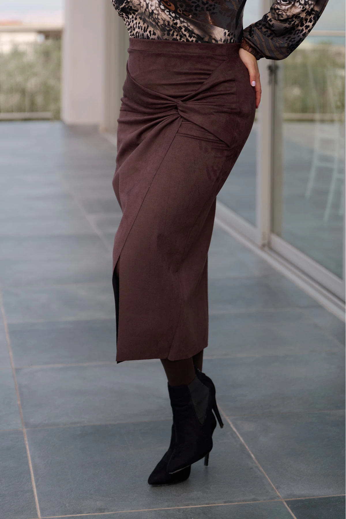 Φούστα με κόμπο και σχίσιμο μπροστά σε ελαστικό suede καφέ Φούστα με κόμπο και σχίσιμο μπροστά σε ελαστικό suede καφέ