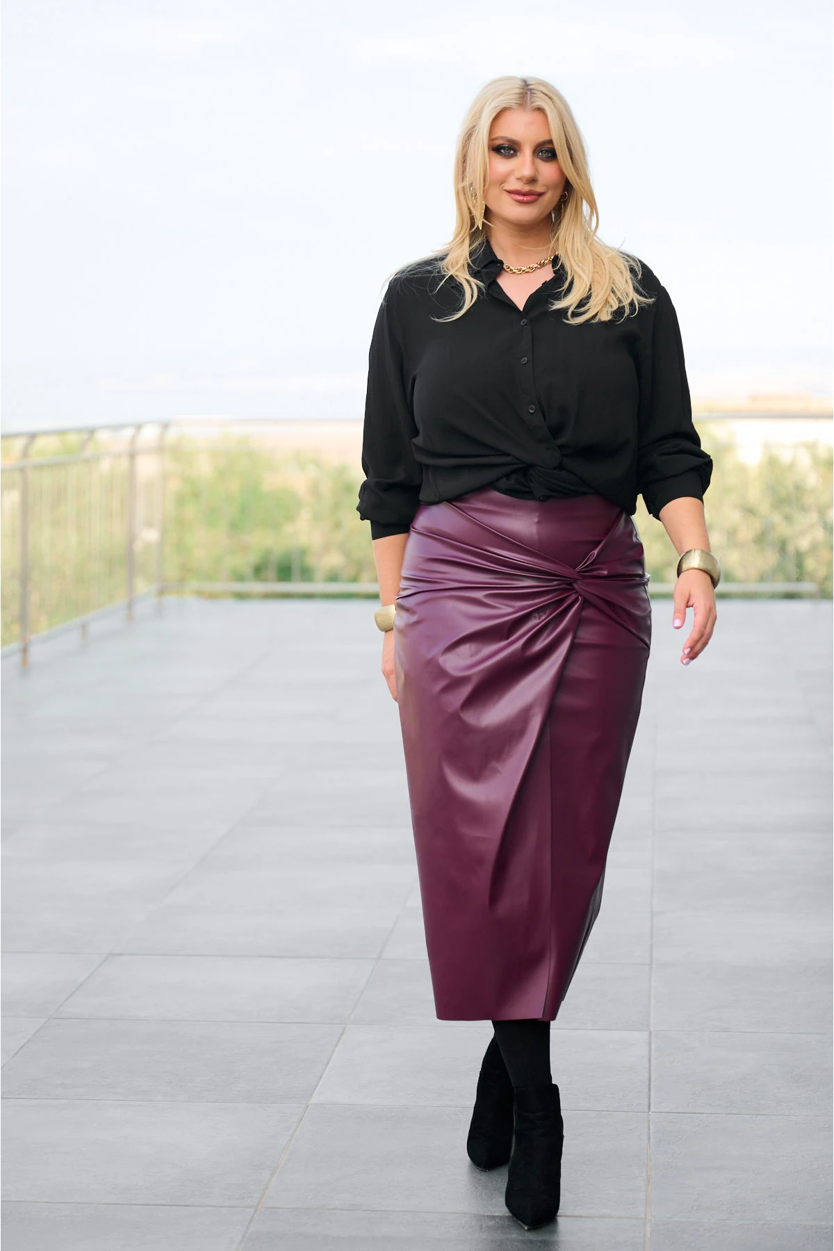 Φούστα με κόμπο και σχίσιμο μπροστά σε ελαστική δερματίνη μπορντό Φούστα με κόμπο και σχίσιμο μπροστά σε ελαστική δερματίνη μπορντό