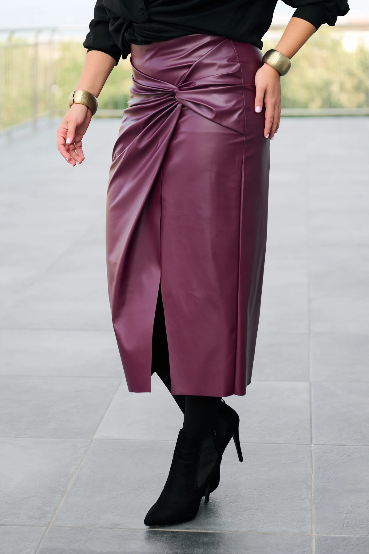 Φούστα με κόμπο και σχίσιμο μπροστά σε ελαστική δερματίνη μπορντό Φούστα με κόμπο και σχίσιμο μπροστά σε ελαστική δερματίνη μπορντό