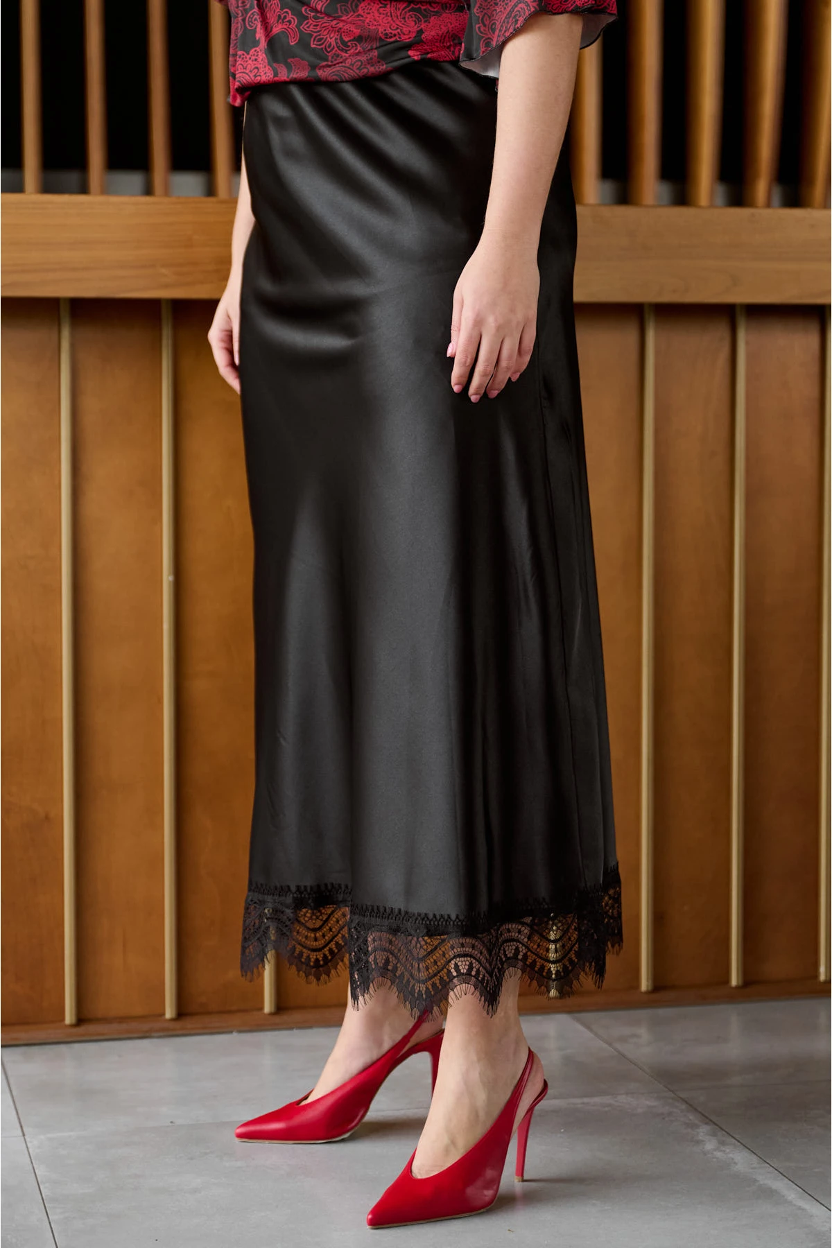 Φούστα σατέν με δαντέλα μαύρη