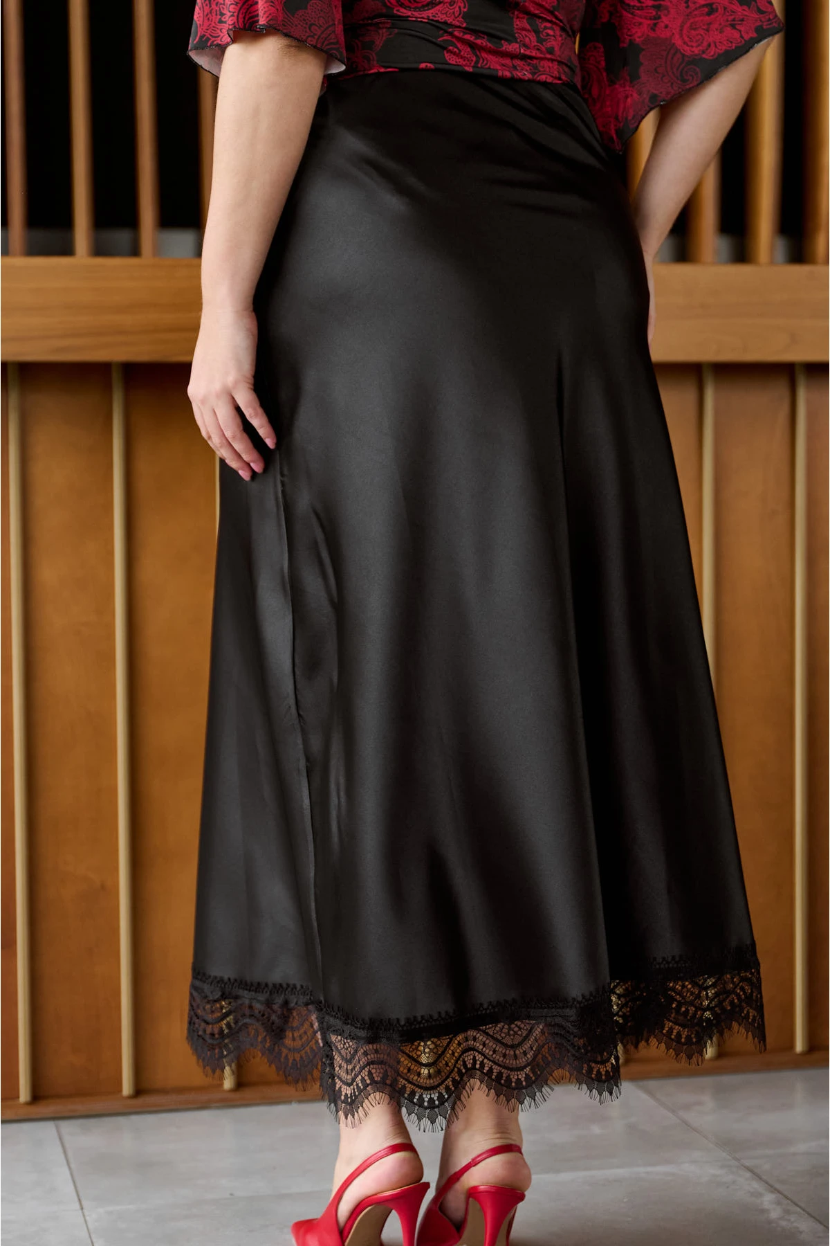 Φούστα σατέν με δαντέλα μαύρη