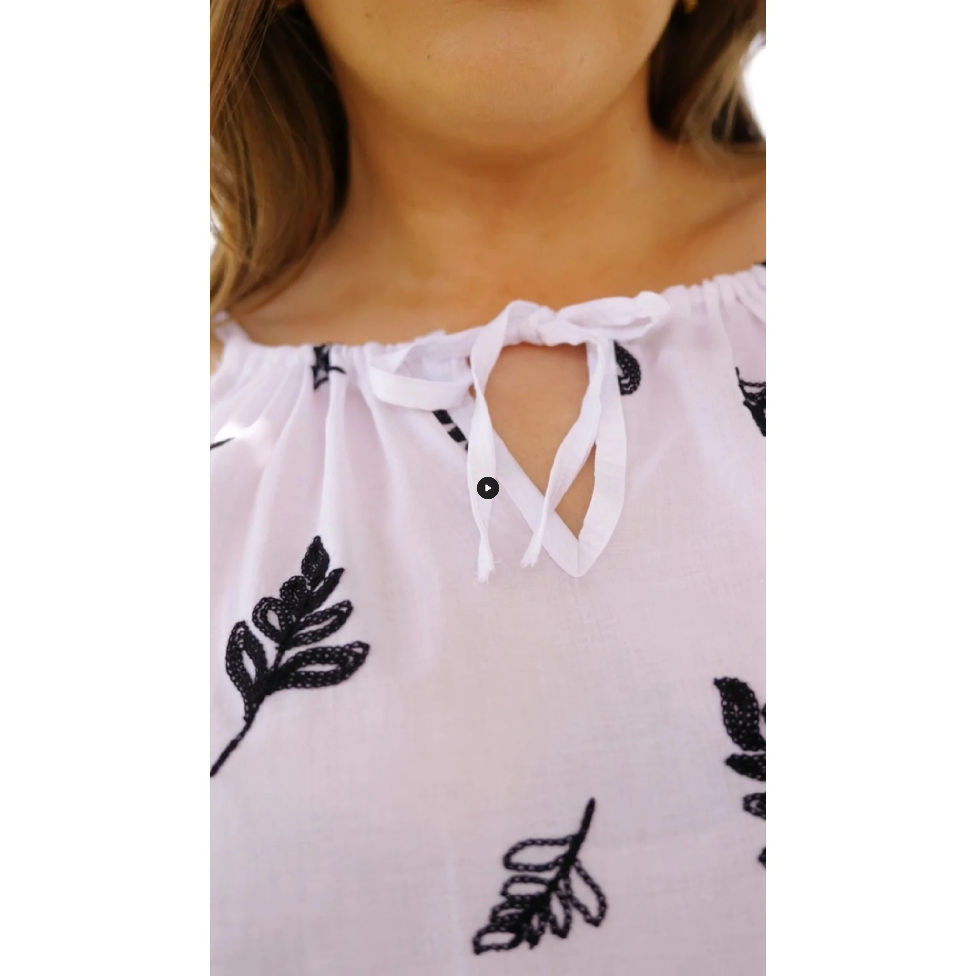 Μπλούζα Rayon έξω ώμους τιράντα με δέσιμο στη λαιμουδιά κεντημένα φύλλα λευκή