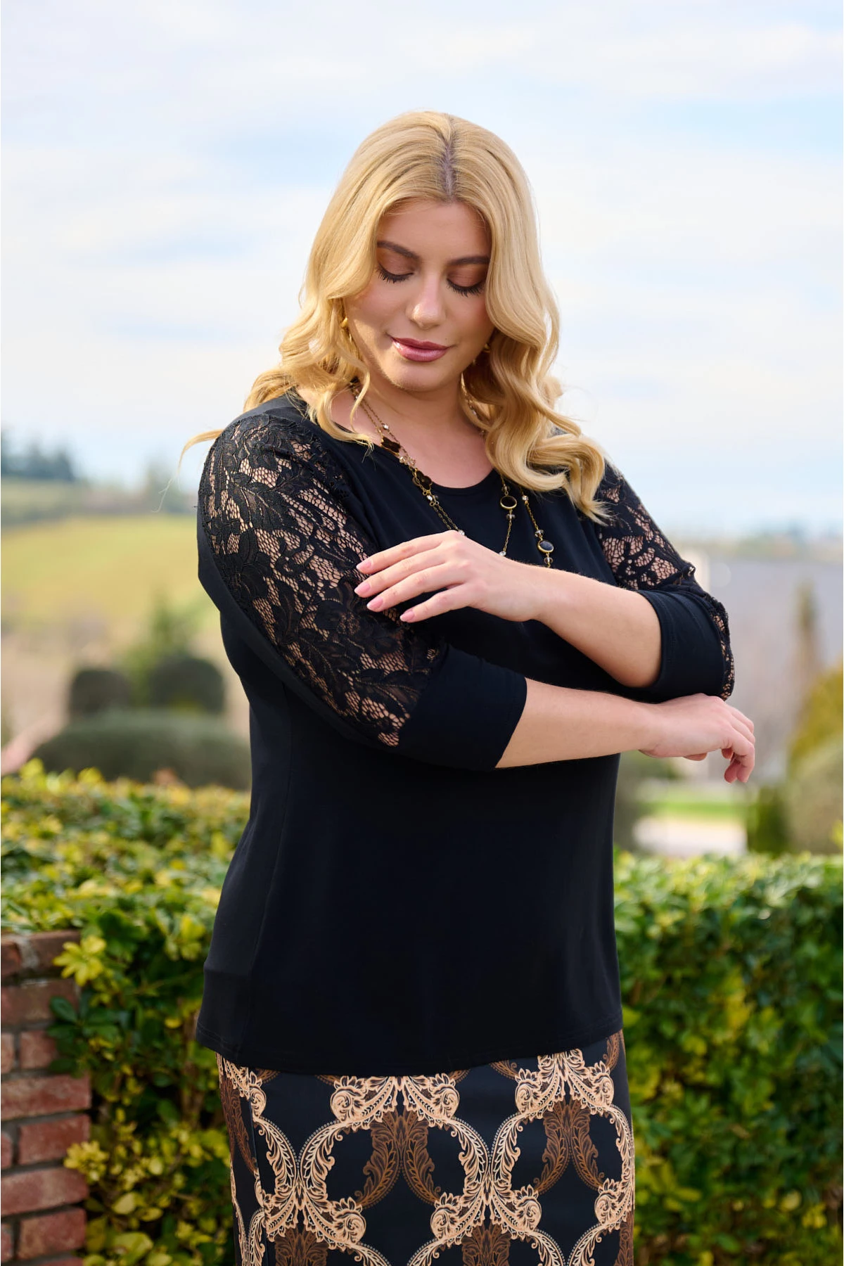 Μπλούζα μανίκι δαντέλα τρία τέταρτα μαύρη 