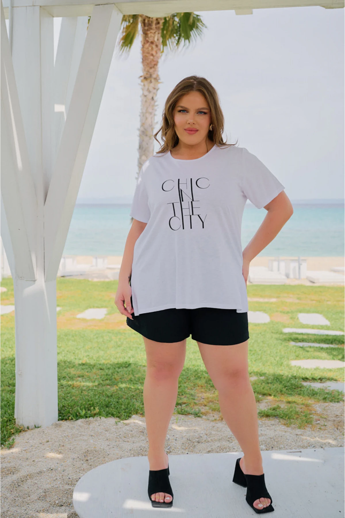 Μπλούζα μακριά βαμβακερή με τύπωμα Chic κοντό μανίκι λευκή