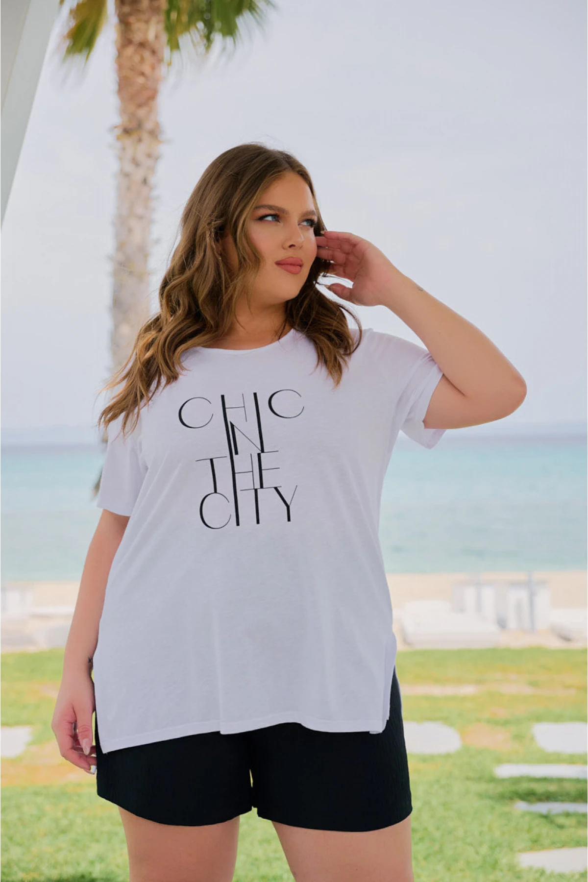 Μπλούζα μακριά βαμβακερή με τύπωμα Chic κοντό μανίκι λευκή