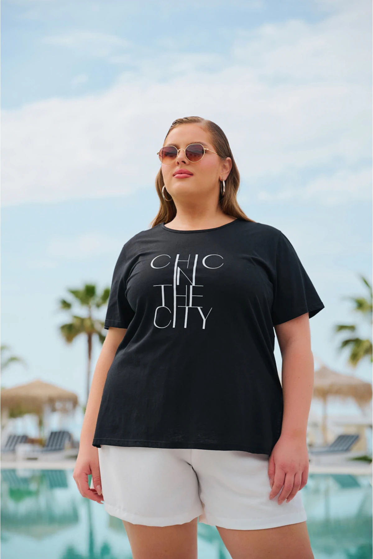 Μπλούζα μακριά βαμβακερή με τύπωμα Chic κοντό μανίκι μαύρη Μπλούζα μακριά βαμβακερή με τύπωμα Chic κοντό μανίκι μαύρη