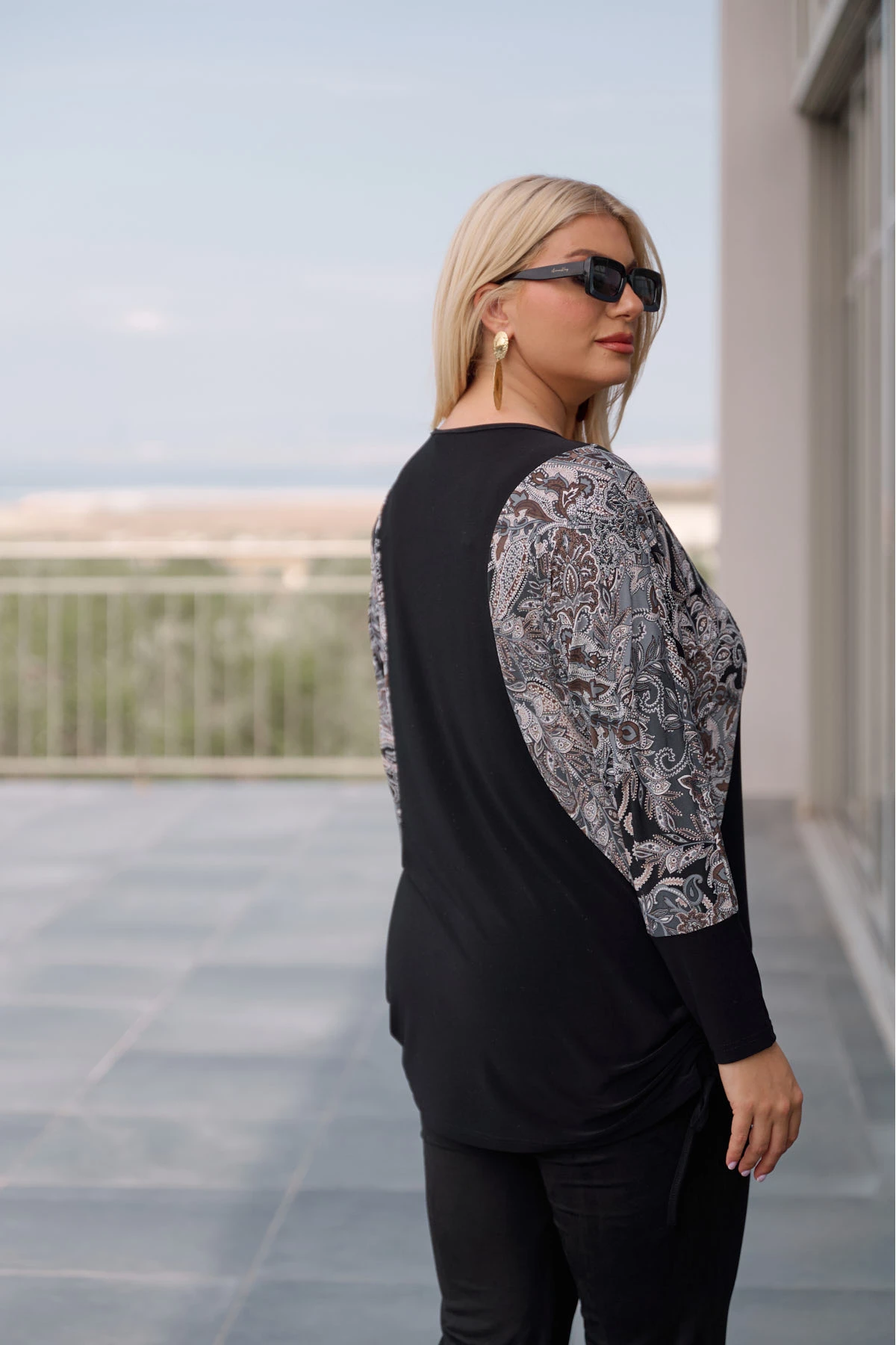 Μπλούζα δίχρωμη νυχτερίδα με σούρες στο πλάι λαχούρ γκρι Μπλούζα δίχρωμη νυχτερίδα με σούρες στο πλάι λαχούρ γκρι