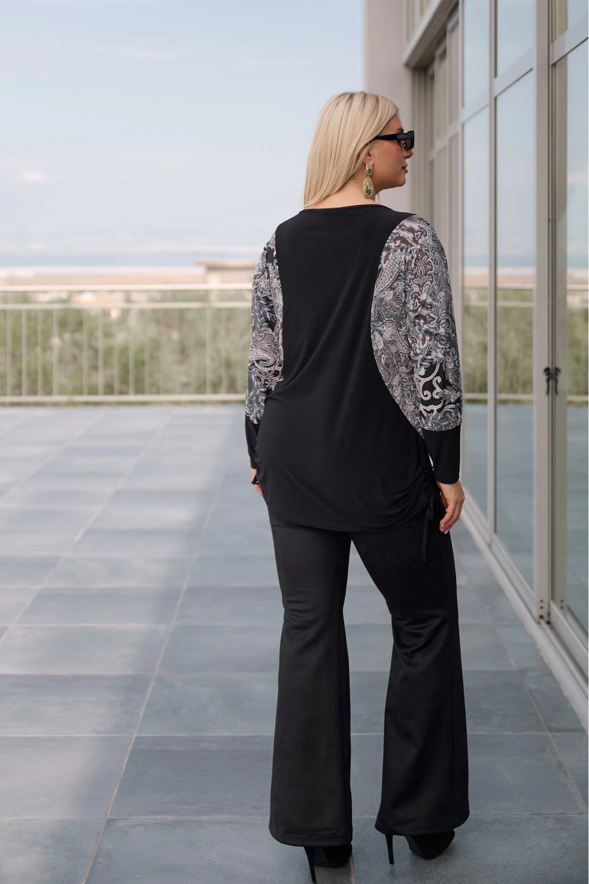 Μπλούζα δίχρωμη νυχτερίδα με σούρες στο πλάι λαχούρ γκρι Μπλούζα δίχρωμη νυχτερίδα με σούρες στο πλάι λαχούρ γκρι