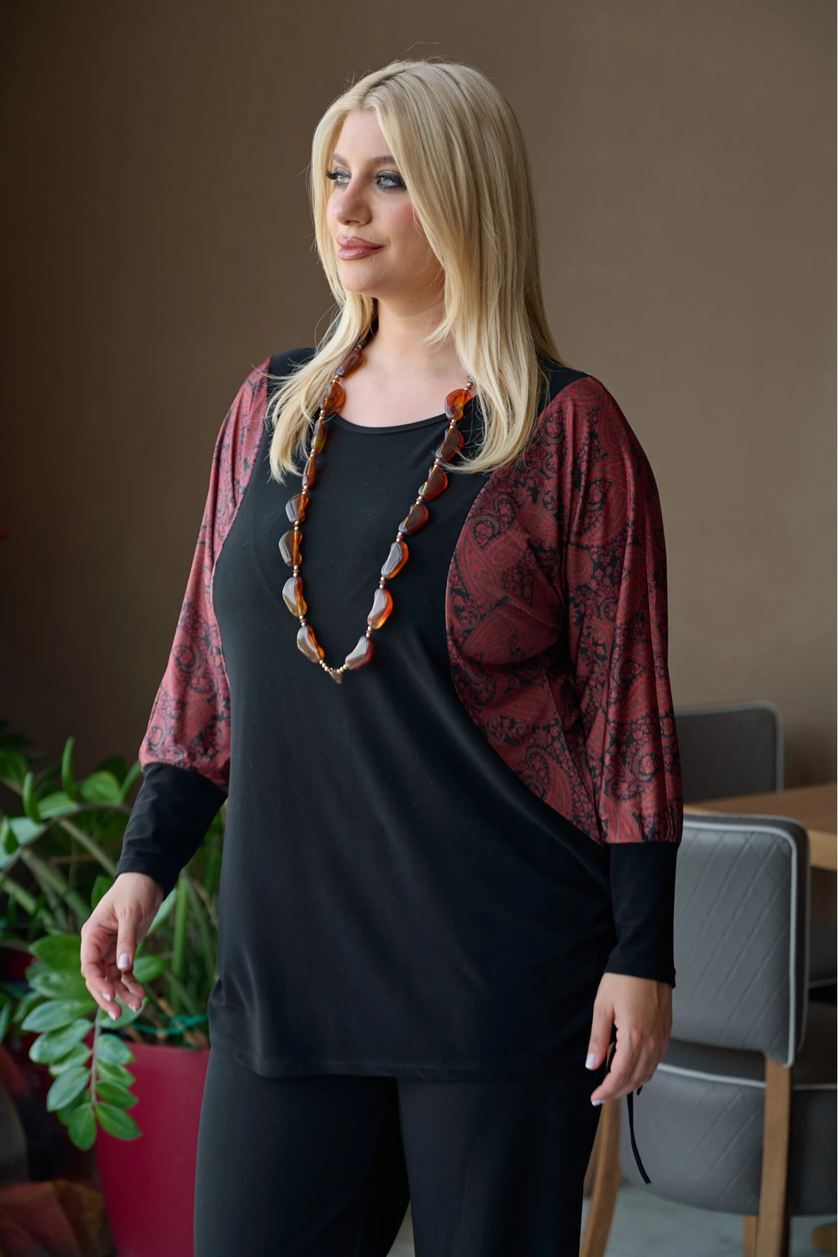 Μπλούζα δίχρωμη νυχτερίδα με σούρες στο πλάι λαχούρ καφέ Μπλούζα δίχρωμη νυχτερίδα με σούρες στο πλάι λαχούρ καφέ