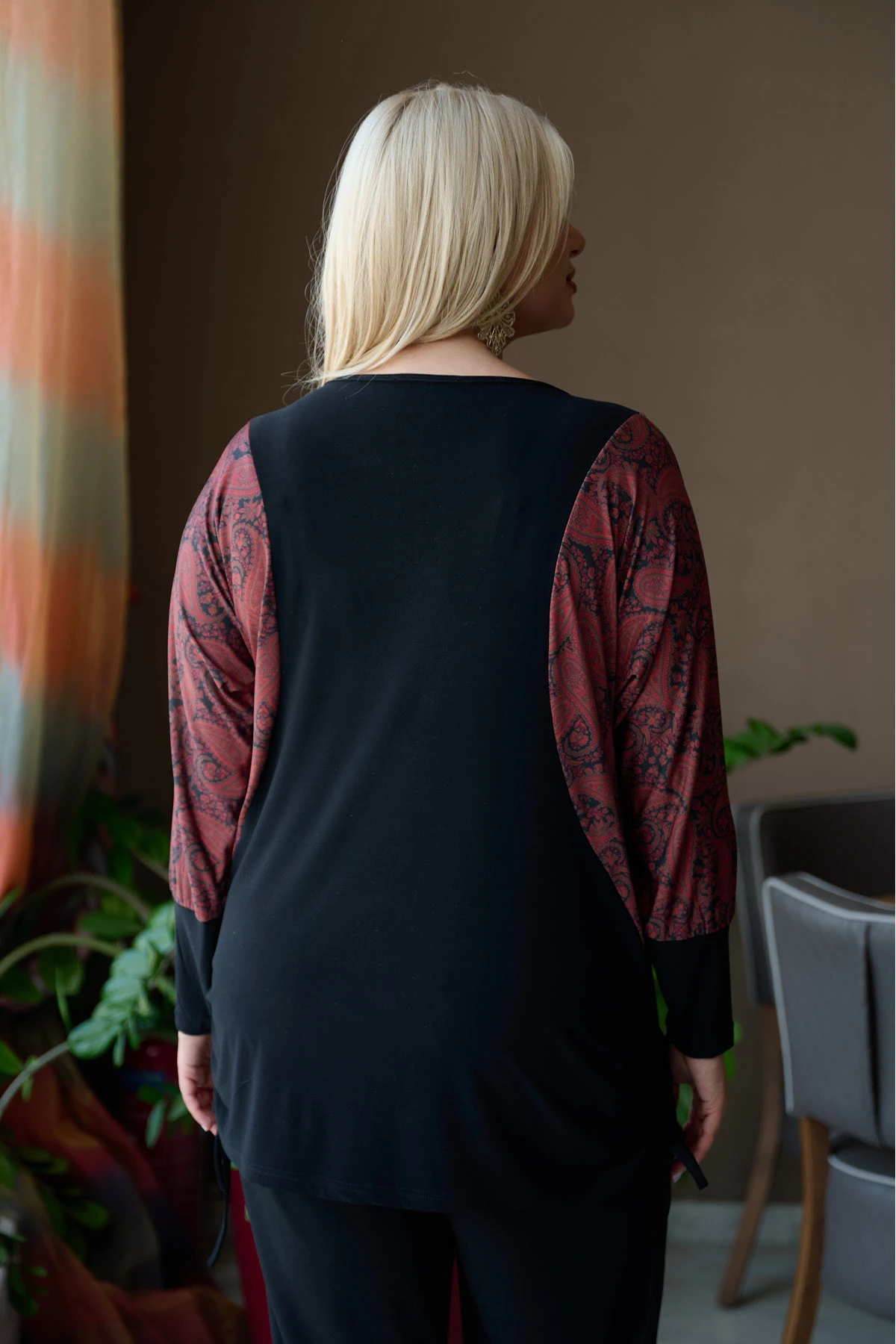 Μπλούζα δίχρωμη νυχτερίδα με σούρες στο πλάι λαχούρ καφέ Μπλούζα δίχρωμη νυχτερίδα με σούρες στο πλάι λαχούρ καφέ