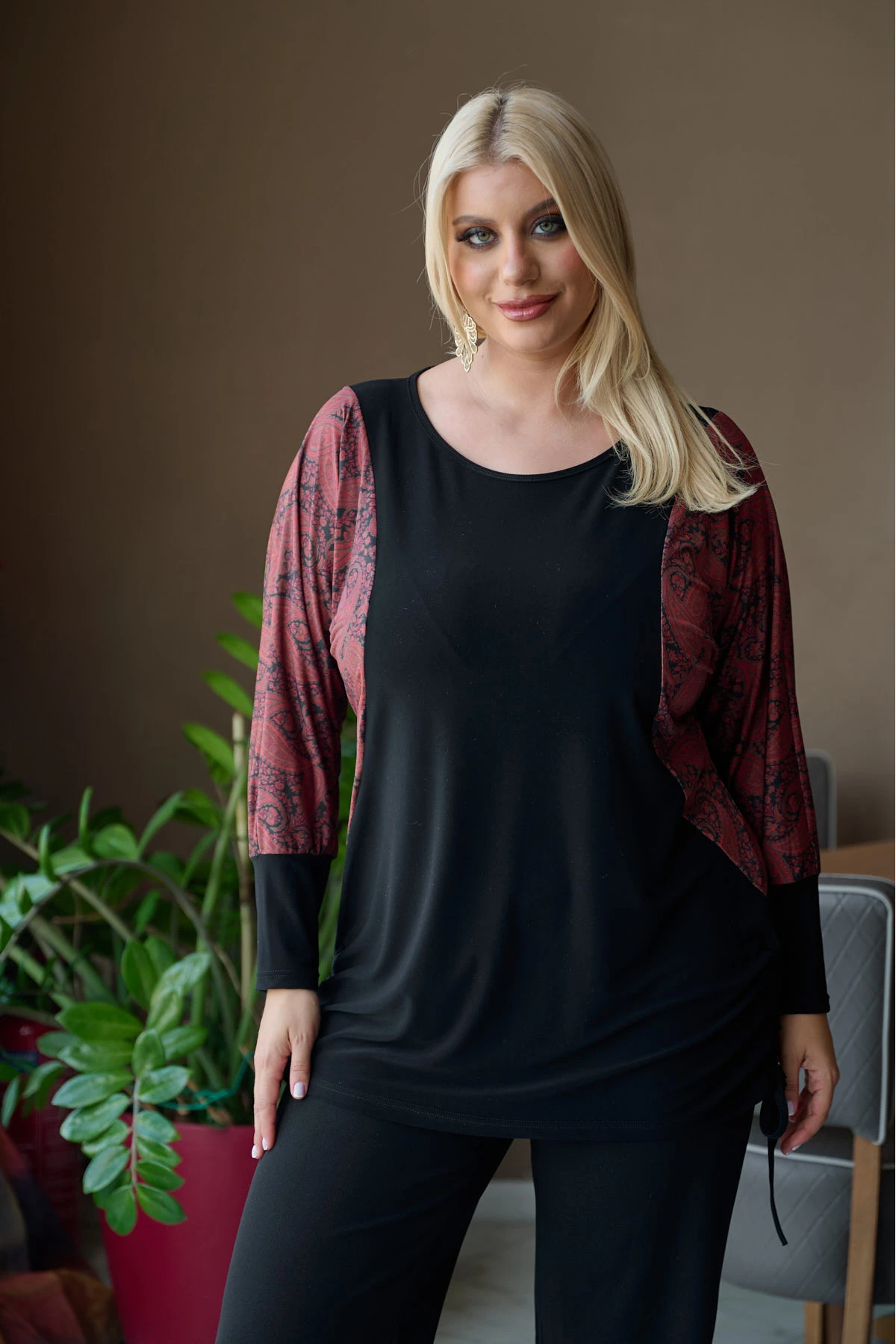 Μπλούζα δίχρωμη νυχτερίδα με σούρες στο πλάι λαχούρ καφέ Μπλούζα δίχρωμη νυχτερίδα με σούρες στο πλάι λαχούρ καφέ