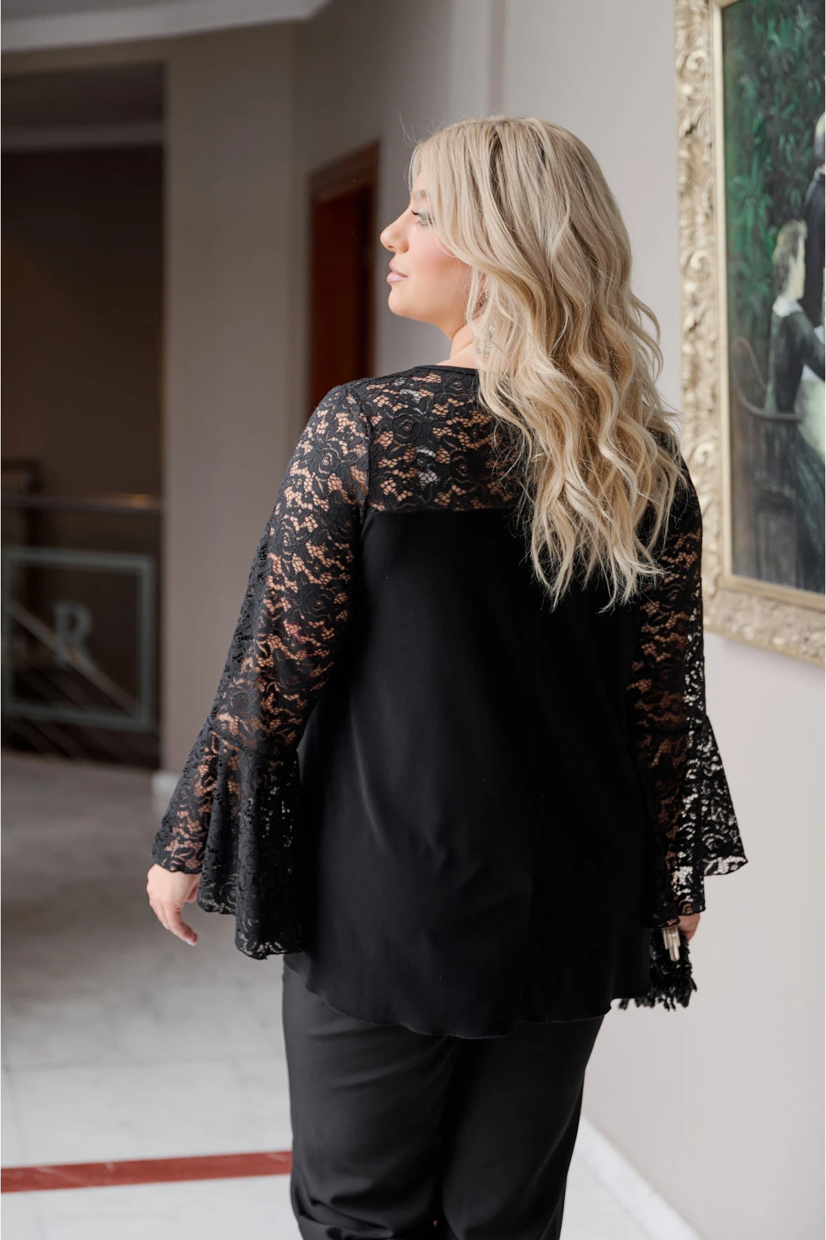 Μπλούζα με δαντέλα στους ώμους και τα μανίκια jersey μαύρη