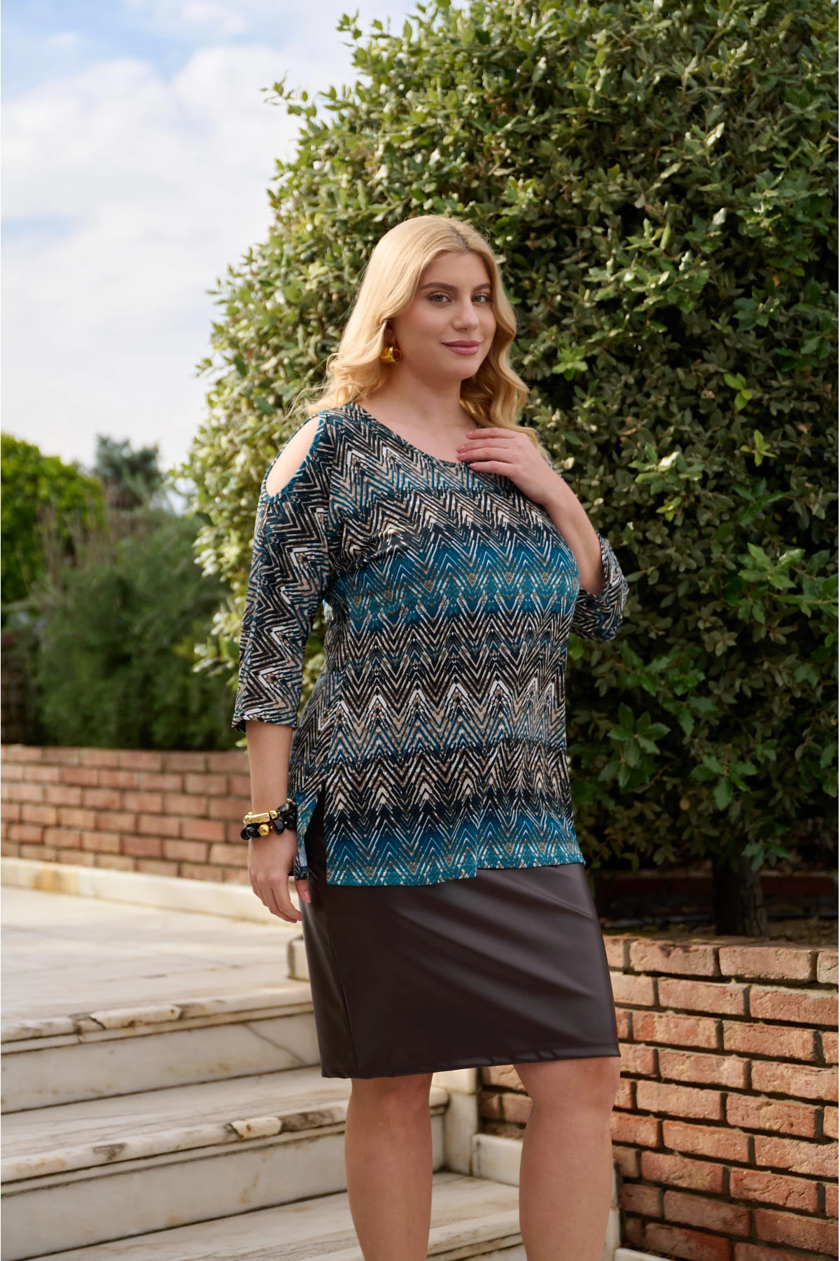 Μπλούζα πλεκτή έξω ώμοι νυχτερίδα με σχίσιμο στο πλάι εμπριμέ πετρόλ