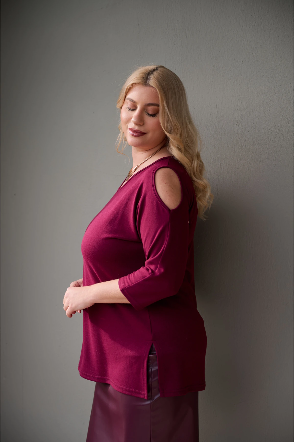 Μπλούζα πλεκτή έξω ώμοι νυχτερίδα με σχίσιμο στο πλάι μπορντό