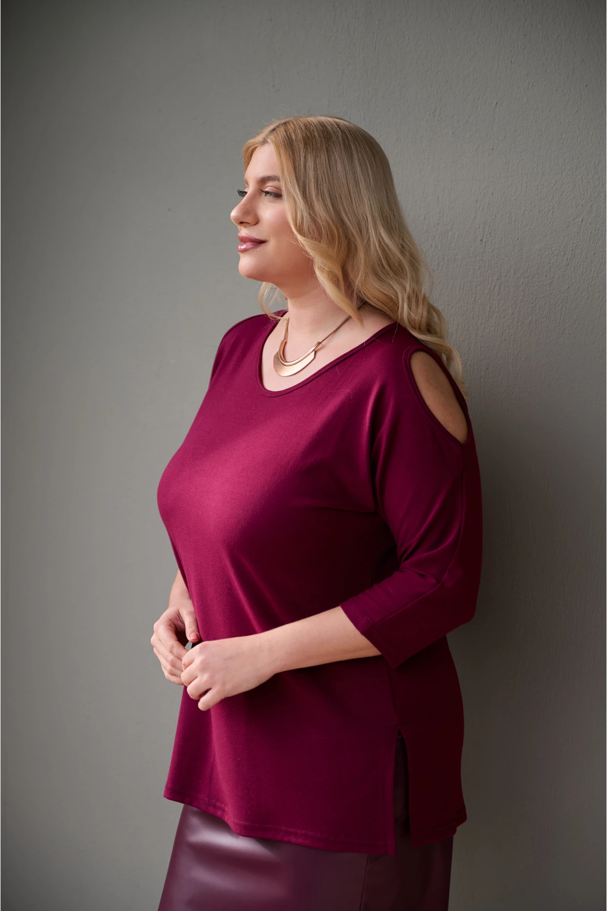 Μπλούζα πλεκτή έξω ώμοι νυχτερίδα με σχίσιμο στο πλάι μπορντό