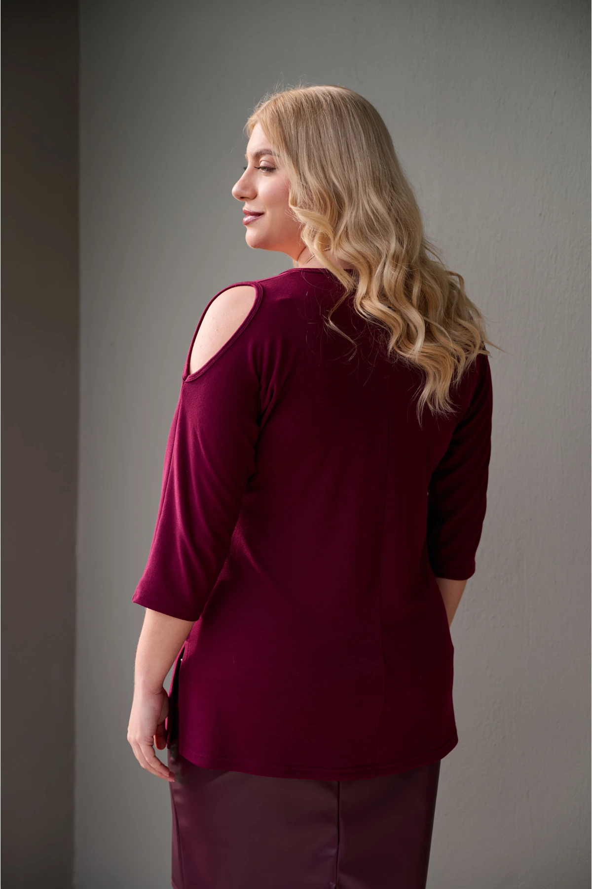 Μπλούζα πλεκτή έξω ώμοι νυχτερίδα με σχίσιμο στο πλάι μπορντό